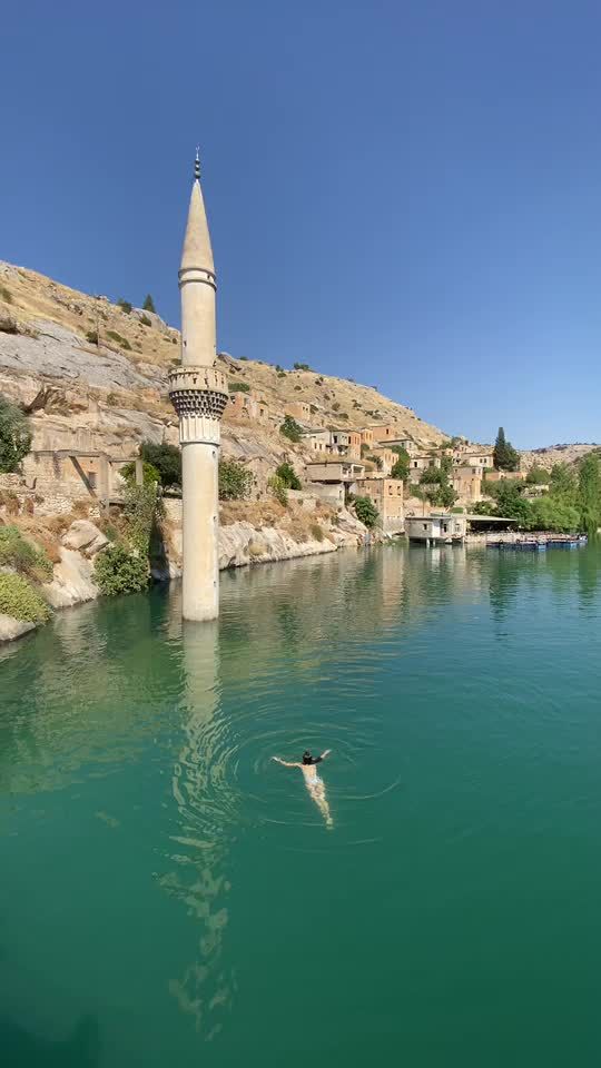 Would you swim here? Sunken mosque in Halfeti 🇹🇷 #halfeti #halfetisaklıcennet #sanliurfa #tiktokturkey #turkeytrip #travelbloggerlife