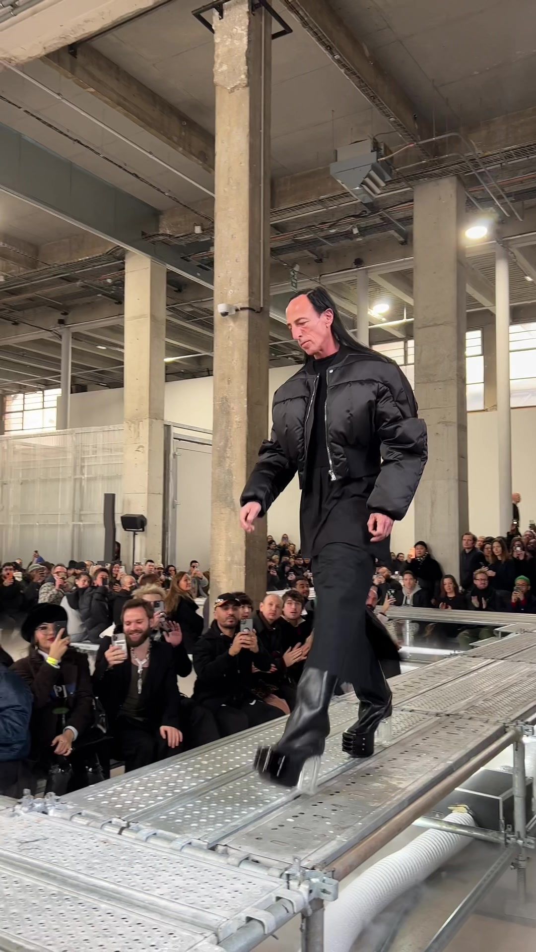 The dark lord himself 🖤 #RickOwens takes a bow at his #AW23 Men’s show 👏 #DazedFashionTV #PFW #AW23 #fashionweek #fashionforyou #ParisFashionWeek #rickowensonline 