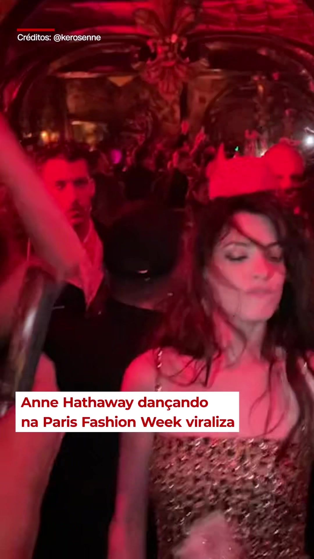 Voulez-vous coucher avec moi, ce soir? 🎵 Ao som da trilha sonora de "Moulin Rouge", Anne Hathaway se divertiu horrores em um after-party durante a Paris Fashion Week na semana passada. O vídeo acabou viralizando no TikTok e agora todo mundo tá apaixonado pela energia da atriz se divertindo e cantando a música. Quem aqui também quer festar com a eterna Andrea de "O Diabo Veste Prada"? #AnneHathaway #CNNPop