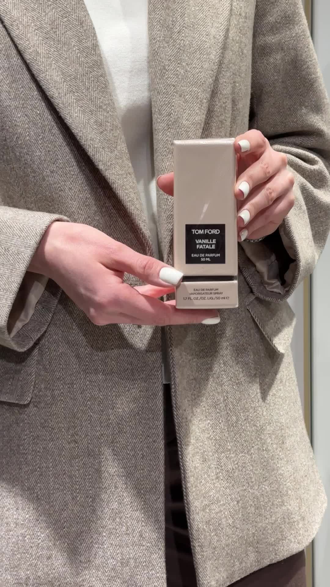 VANILLE FATALE Tom Ford 2024 ☕️ Верхні ноти створюють теплу пряну прелюдію коріандру і шафрану, а потім поступаються місцем пишності кавового акорду, доповненого нюансом ячменю і солодкими квітковими тонами тропічної франжіпані та вишуканого нарциса.  Головна тема парфуму яскраво вступає у фіналі: пишнота мадагаскарської ванілі відтінена тут м’якою чарівністю замші, теплим шармом дерева махагоні та запашним маревом дорогого елітного тютюну… Парфуми доступні на розпив,та у повному об’ємі під замовлення 🛎️ Розкрий свій вишуканий відтінок разом з PARFUMER.BAR.UA 🤌🏼 🏛️Чекаємо на Вас  м.Хмельницький,ТРЦ Монблан «PARFUMER.BAR.UA» 1 поверх  #нішевапарфумерія  #розпивпарфумівукраїна  #парфуми #parfumerbarua 