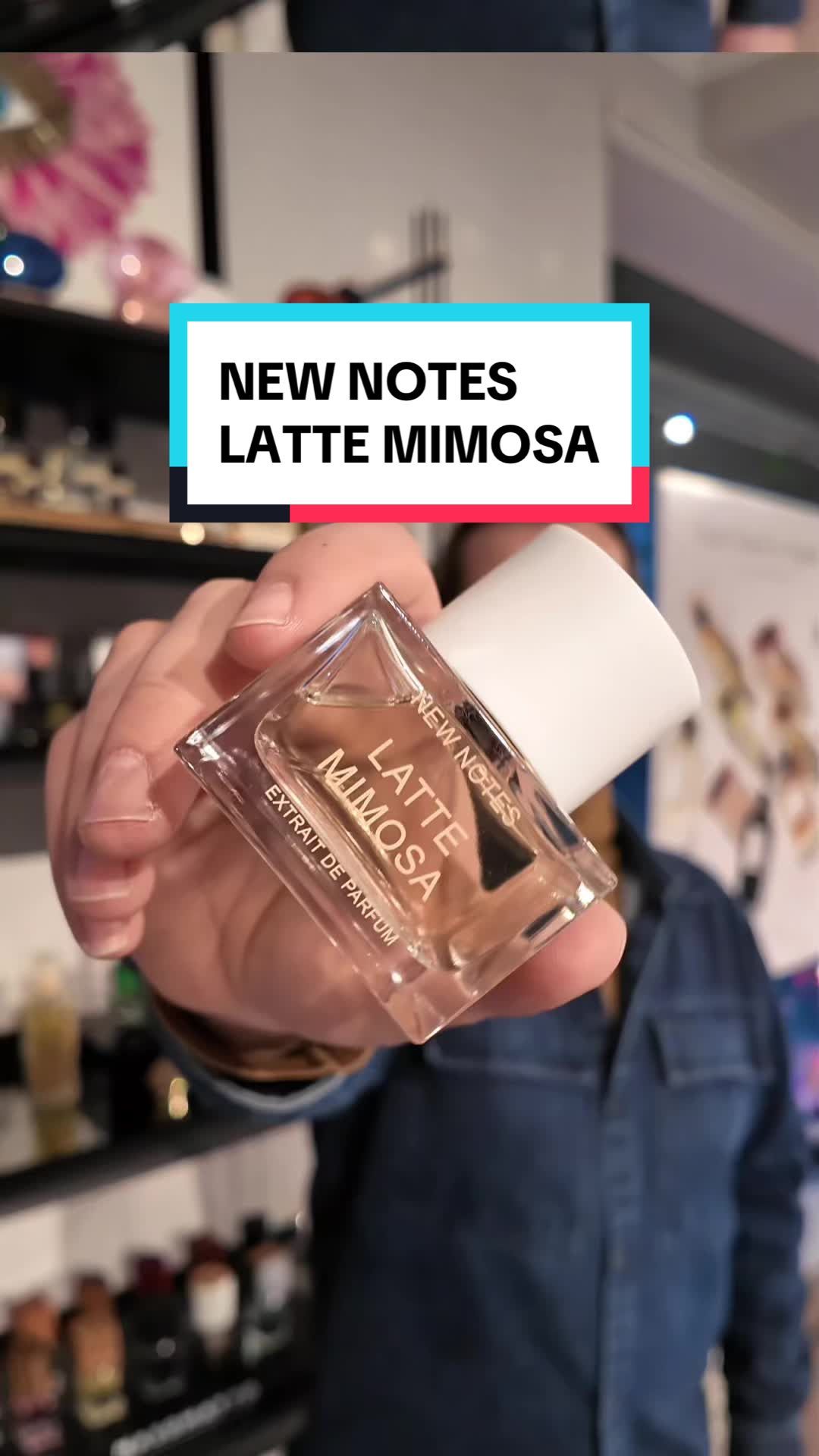 Hallo und herzlich willkommen bei perfume.gio, präsentiert vom 4D OUTFITTERS Concept Store! Heute möchten wir euch in die Welt eines besonderen Duft-Highlights entführen: Latte Mimosa ExDP, ein neues Nischenparfüm aus dem Hause New Notes. Eine Hommage an die blühende Natur Latte Mimosa ist weit mehr als ein Parfüm; es ist eine Hommage an die zarte Schönheit der Natur und die unzähligen lebensfrohen Momente, die sie uns schenkt. Dieses exquisite Extrait de Parfum lädt euch ein, die feine und pudrige Eleganz der Mimose zu entdecken. Sie führt uns in eine Welt voller floraler Wunder und erinnert an sonnendurchflutete Wiesen im vollen Blütenstand. Duftkomposition: Kopfnote: Bergamotte, Mimose Herznote: Jasmin, Ylang-Ylang, Iris Basisnote: Sandelholz, Moschus, Vanille Duftfamilie: Floral Verfügbarkeit: Erforscht das olfaktorische Kunstwerk Latte Mimosa, das ihr direkt bei uns im Shop erleben oder ganz bequem von zu Hause aus in unserem eigenen Onlineshop bestellen könnt. Den Link dazu findet ihr in unserer Bio. Wir freuen uns auf eure Entdeckungen! Wir sind gespannt auf eure Eindrücke und freuen uns über Vorschläge für unsere nächsten Videos. Taucht mit uns in die facettenreiche Welt der Düfte ein und entdeckt mit Latte Mimosa von New Notes neue Dufterlebnisse, die den Frühling in all seiner Frische und Pracht zelebrieren. Kommt vorbei und startet mit Latte Mimosa in euer persönliches Duftabenteuer, das euch direkt in die blühende Welt von perfume.gio und New Notes führt. Wir freuen uns auf euren Besuch, online oder persönlich, im 4D OUTFITTERS Concept Store. #perfumegio #4doutfitters_concept_store #4doutfitters #newnotes #newnotesparfums #perfume #sotd #mimosa #bellerebelle 