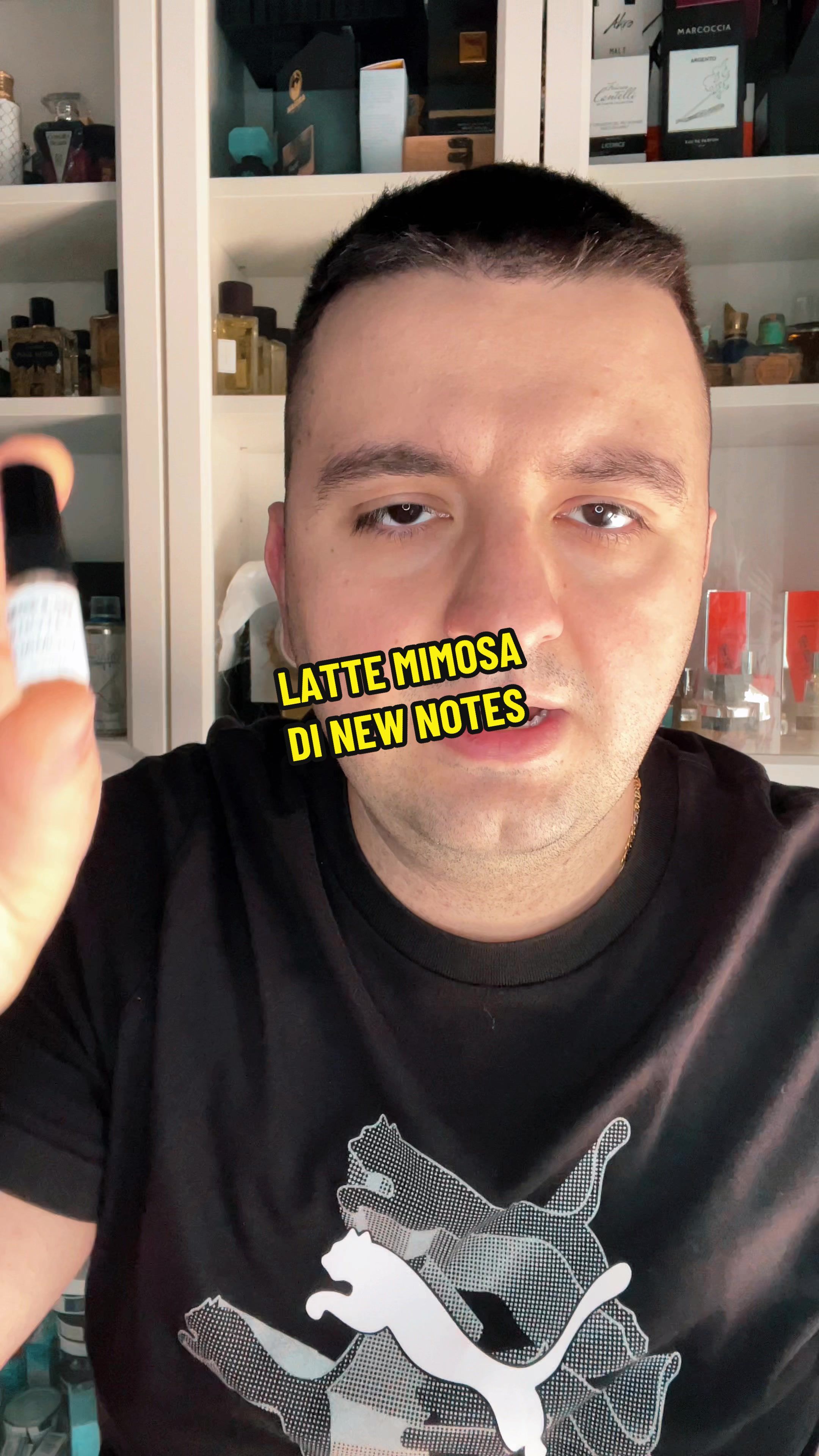 Latte Mimosa è una fragranza lanciata sul mercato nel 2024 e fa parte della linea "Contemporary Blend Collection " della Maison New Notes.  Latte Mimosa: L'Incanto di Una Natura Morbida e Raffinata. Concedetevi l'incantevole abbraccio di "Latte Mimosa", una fragranza che svela una sinfonia bucolica dove la tranquillità della natura incontra la morbida raffinatezza. Immaginatevi immersi in un prato soleggiato, avvolti da una brezza che porta con sé l'essenza delicata e eterea della mimosa, un fiore che celebra la bellezza fugace e preziosa della vita. La fragranza si apre con note di testa di bergamotto che risvegliano i sensi, come i primi raggi del sole che squarciano il cielo all'alba, seguite da un cuore di iris talcato, gelsomino, e ylang-ylang che danzano insieme creando un balletto floreale.  La presenza della mimosa intesse questo arazzo con trame di eleganza, ricordando un sogno dorato cullato dalla natura. Man mano che la fragranza si sviluppa, emerge una sfumatura cremosa, quasi magica, simile al profumo confortante del latte caldo.  L'accordo latte aggiunge una soffice ricchezza, creando un sottotono succulento che accarezza i sensi, evocando la serenità di una mattina in cui i fiori baciati dalla rugiada si mescolano alla morbidezza vellutata del latte fresco. Le note di fondo di legno di sandalo, muschio, e vaniglia forniscono una scia confortante e duratura, avvolgendo la pelle in un abbraccio delicato che ricorda la dolcezza e la calma di un tramonto sereno. --- FAMIGLIA OLFATTIVA Floreale NOTE DI TESTA Bergamotto, Mimosa NOTE DI CUORE Gelsomino, Ylang-Ylang, Iris NOTE DI FONDO Legno di Sandalo, Muschio, Vaniglia CONCENTRAZIONE Extrait de Parfum #profumi #profumidinicchia @Clementi Profumi  #fragranze 