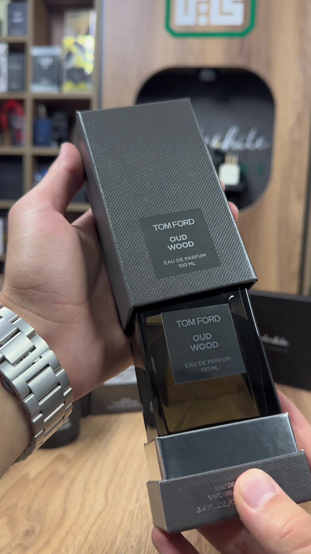 Oud Wood by Tomford For Men and women ‎عود وود لە براندی تۆمفۆردی سویسری بۆنێکی عەمبەری-دارییە گونجاوە بۆ بەکارهێنان لەلایەن هەردوو ڕەگەزەوە. ‎ئەم بۆنە ساڵی ٢٠٠٧ لەلایەن (ڕیچارد هێرپین)ەوە دروستکراوە. ‎دەوترێت کە ئەم بۆنە ئەم پێکهاتانەی تێدایە: ‎عود، ڕۆزوودی بەرازیلی، حێل، داری سەندەڵ، بیبەری ڕەش، ڤانێلا، ڤێتیڤەر، تۆنکابین و عەمبەر.  ‎عربي:  ‎عطر عود وود من براند توم فورد السويسري، هو عطر عنبري-خشبي للرجال والنساء. ‎تم صناعة العطر من قبل ريشارد هيربن عام ٢٠٠٧. Oud Wood by Tom Ford is a Amber Woody fragrance for women and men.  Oud Wood was launched in 2007.  The nose behind this fragrance is Richard Herpin. ‎موجود مسلفن وبالمليليتر ‎التوصيل موجود لكل المحافظات. #Iraq #Kurdistan #MalachitePerfumes #MiddleEast #FragranceLovers #PerfumeAddict #LuxuryFragrance #IraqiPerfume #KurdishStyle #ScentOfKurdistan #PerfumeCollection #FragranceCommunity #IraqiStyle #KurdistanBeauty #PerfumeLovers #fyp #fypviral #explore 