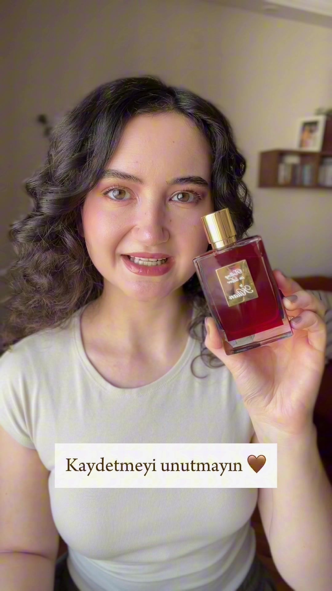 Yaz ortasında alıp anlatmak için sabırsızlıkla beklediğim bir parfümdü Kilian Rolling in Love ♥️ En başta zaten o kıpkırmızı şişesiyle etkiliyor sizi. Klasik, alışkın olduğumuz türden bir vanilya parfümü değil. Hatta ilk kokladığınızda  “vanilya bu parfümün neresinde ?” diyebilirsiniz benden söylemesi 🙈 tozlu/pudralı yapı oldukça ele geçirmiş diyebilirim özellikle açılışını. Tende biraz kaldıkça, zaman geçtikçe tonka ve vanilyanın sıcaklığı ekleniyor ancak bu aşamada da bolca misk dokunuşu var. Benim için tam bir sonbahar parfümü çünkü kışın daha yoğun, tatlı vanilyaları kullanmayı tercih ederim. Kalıcılık ve yayılım yönünden ben maalesef zayıf buldum, özellikle markanın diğer parfümlerine kıyasla. Ortalama 5-6 saat civarı tende kalıyor, yayılım konusunda da sadece yakın temas ettiğim kişiler hissetti bu zamana kadar parfümümü. Parfümü deneyenler var mı ? Siz nasıl buldunuz ve en çok hangi mevsime yakıştırdınız yorumlara yazın lütfen 🥰 Sponsorlu içerik değildir, reklam/işbirliği yoktur  #parfüm #parfümler #parfümönerisi #parfümönerileri #parfumtiktok 