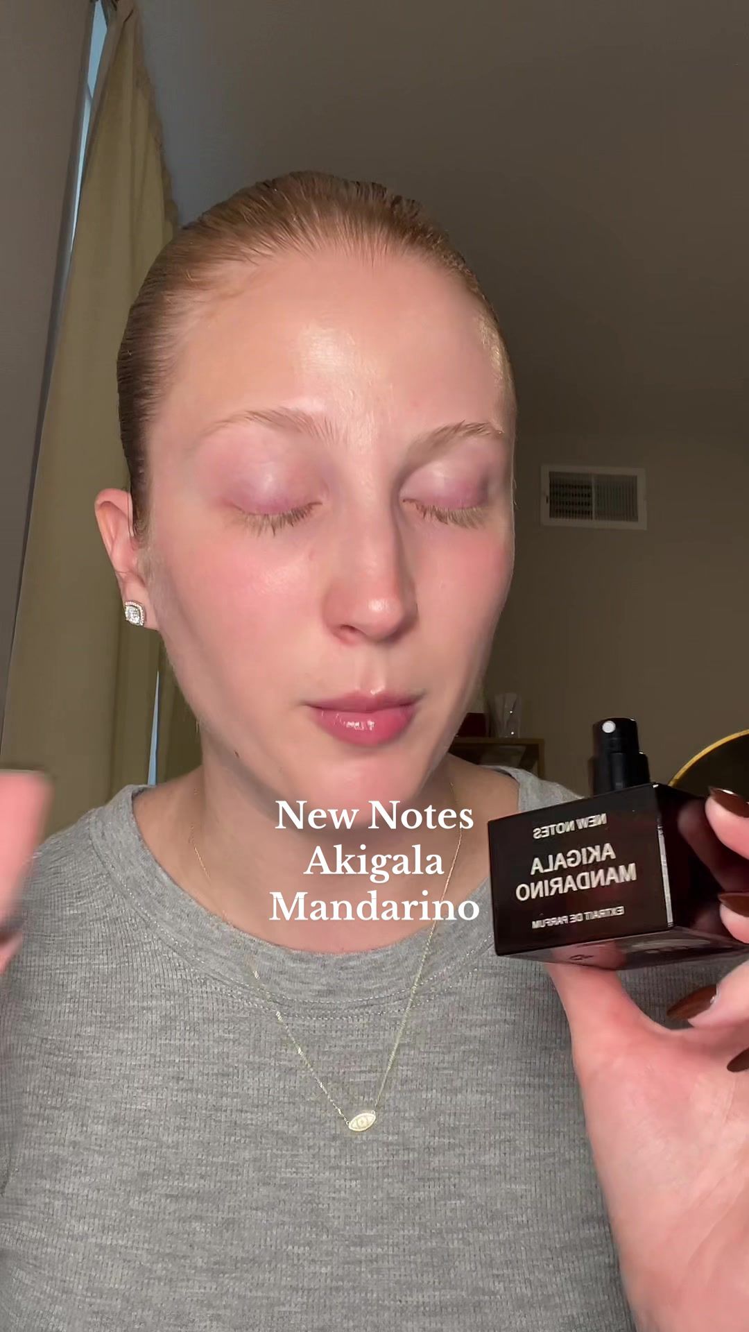 Loving this new release from New Notes! Akigala Mandarino is a fragrant fruity woody scent with beautiful notes of citrus and passionfruit accompanied with some dark and sensual woods in the base. Perfect for these cooler months ✨🪵🍊🤎 use code ERIN10 at @So Avant Garde for 10% off your bottle! #perfumetiktok #perfumetok #erbapura #fruityperfume #perfumereview #perfumecollection 