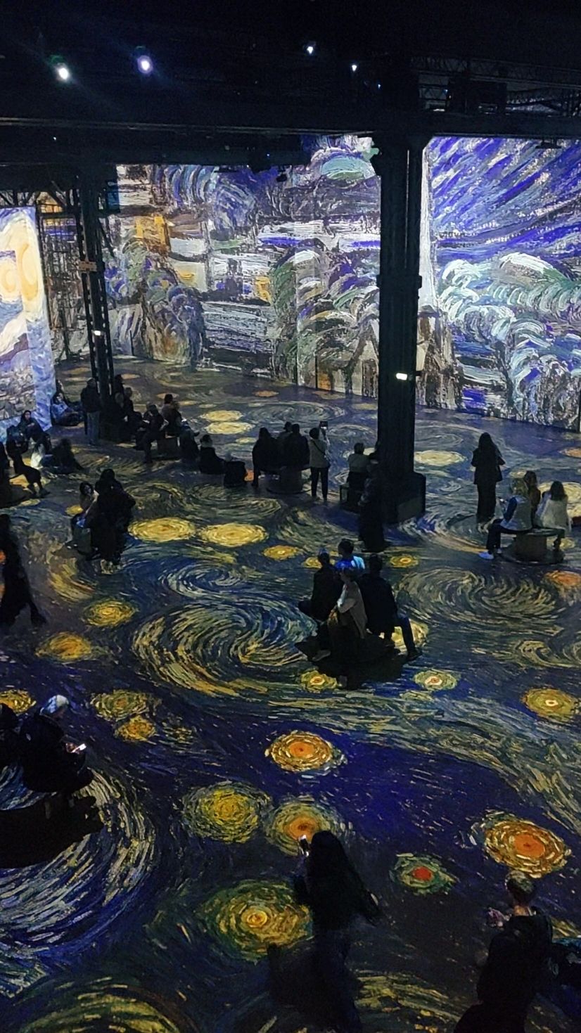 Van Gogh, la nuit etoilée 📍L'atelier des Lumières, Paris  #atelierdelumières #vangogh #starrynight #lanuitetoilée #paris #parisexhibition #france #art 