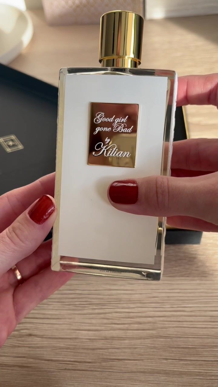 ✨Kilian Good girl gone Bad- broskyne biele kvety, ruža, ambra a santalové drevo. Broskyňa a neroli dodávajú vôni sviežu, ovocnú sladkosť, zatiaľ čo tuberóza mu dodáva jemný, krémový kvetinový nádych. Vzorky môžete objednať na www.divinevone.sk  ———————————— EN: Kilian Good girl gone Bad - peach white flowers, rose, amber and sandalwood. Peach and neroli give the scent a fresh, fruity sweetness, while tuberose gives it a soft, creamy floral touch. You can order samples at www.divinevone.sk #divinevone #foryoupagе #parfumtiktok #newperfume #perfumedecant #unboxingvideo #scentoftheday #kilian #luxuryperfume #goodgirlgonebad #perfumyniszowe #bratislava 