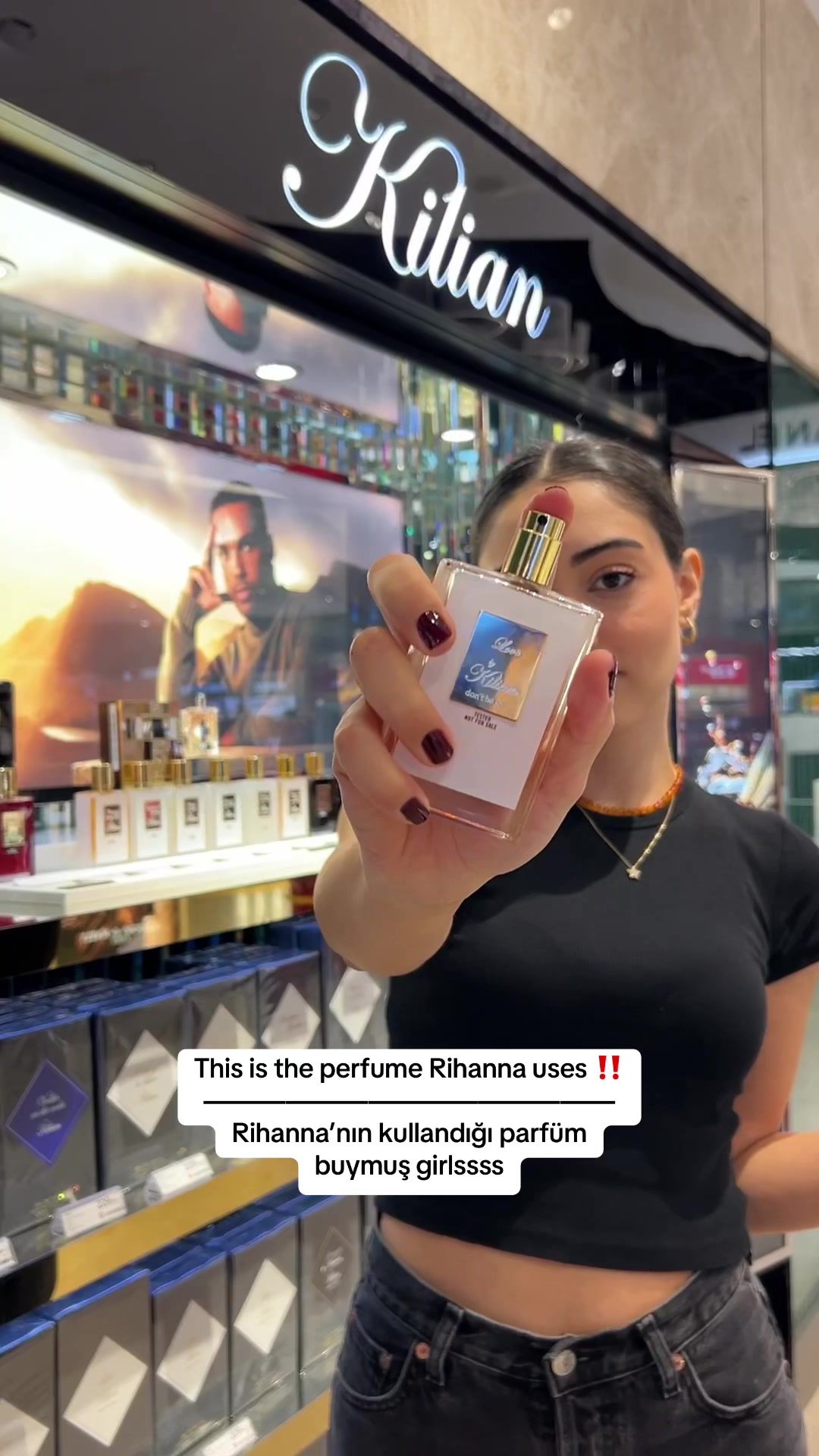 Arkadaşlar teyitli bilgi. Kokuya bayıldımmmm. @kilianparis Love Don’t Be Shy 🌟 Merak edenler için; Üst notalar Neroli, Bergamot, Pembe Biber ve Kişniş’ten oluşurken; orta notalarda Portakal Çiçeği, Hanımeli, Yasemin, Iris ve Gül yer alır. Alt notalarda ise Şeker, Vanilya, Karamel, Sivet ve Labdanum bulunmaktadır. #riri #kilian #badgalriri #parfum *reklam değil #parfümönerisi #kilianparis #lovedontbeshy #rihanna #inspiration #parfumviral #parfumtiktok #parfumereccomended 
