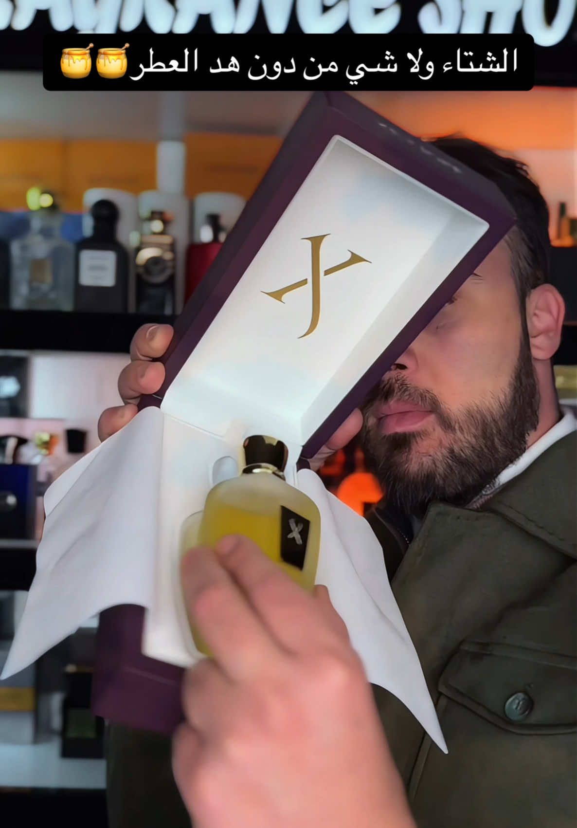 💲 Xerjoff Naxos 🇮🇹🇮🇹 XJ 1861 Naxos Xerjoff #إبداع جديد من دار زيرجوف Xerjoff #الايطالية ذات البصمة العطرية المميزة في العطر الأنيق XJ 1861 Naxos الذي يحمل اسم مدينة #ناكسوس القديمة #الصقلية 🔴 الفخامة والتميز هو إنطباع أولي عند تجربة العطر، لثراء ونقاء مكوناتة، وتناغم النوتات العطرية الجميلة بداية كلاسيكية من #الحمضيات كأغلب العطور #الايطالية مع وضوح رائحة #تبغية 🔴 الليمون والبرغموت حاضرين بقوة مع نفحات من اللافندر الخجول ولمسه بلسمية واضحة، اعتقد من أخشاب الكشمير ذات الرائحة المسكية.  ثم تبدأ التوابل والأزهار بالتوافد بعد ذلك بأمتزاج القرفة مع الياسمين الذي تجده بارزاً في القلب، ودخول العسل بصورة خفيفة محسوسة على الخط أعطى العطر طابعاً جورماندياً، بعد ذلك يتدخل التبغ والتونكا والفانيلا في قاعدة ذكورية رومانسية #xerjoff #naxos #italy 