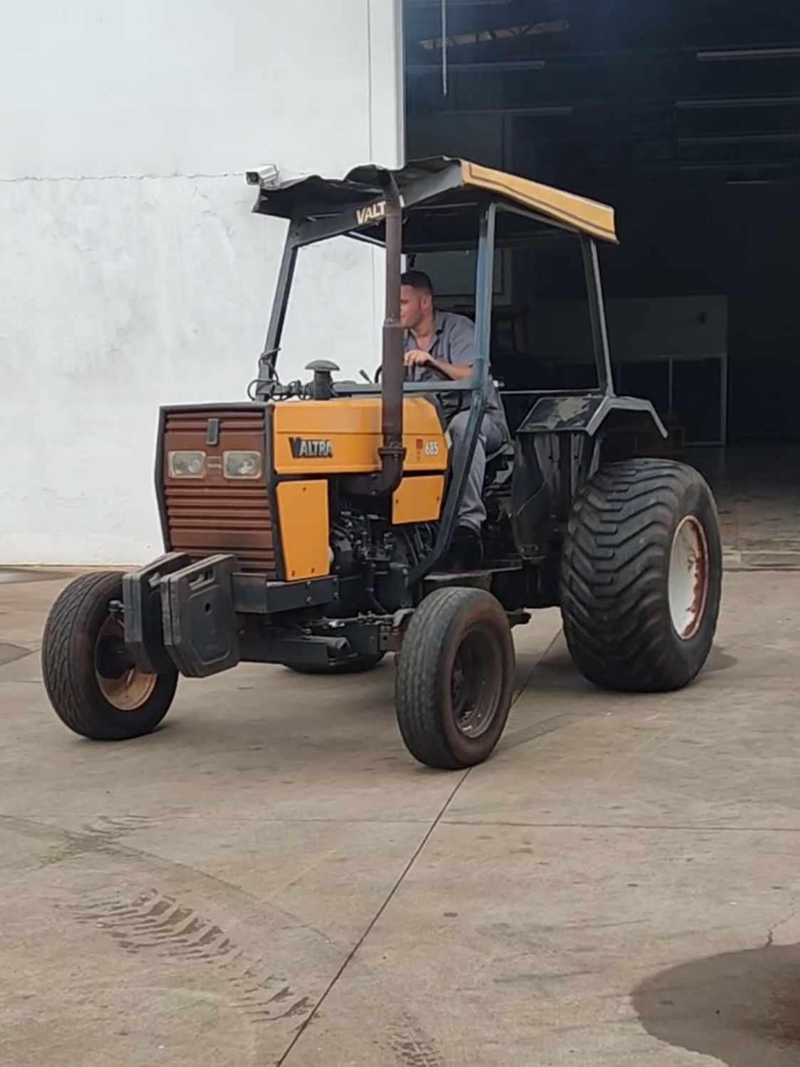 #Valtra 685 com pneus adaptados 