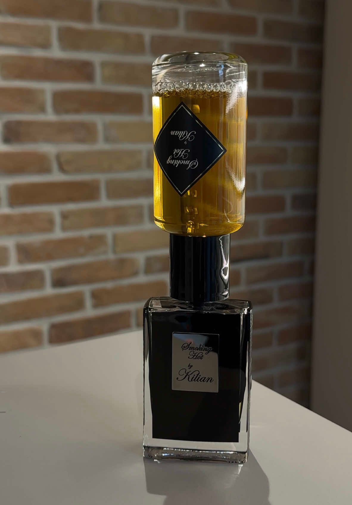 Kilian-Smoking Hot Унісекс💁🏽‍♀️💁🏼‍♂️ Верхні ноти: Яблуко, Кориця, Дим; Середні ноти: Тютюн, Ваніль, Мох; Базові ноти: Бурбонська ваніль, Мускатна шавлія. 1 мл-220 грн