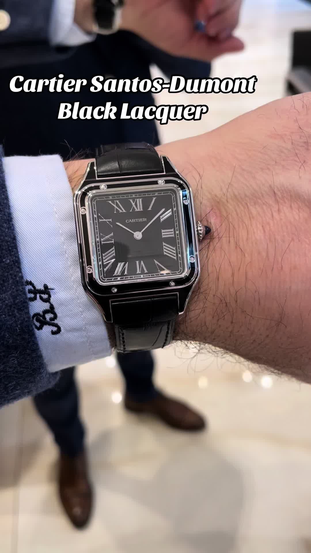 . ⚜️Cartier Santos-Dumont Black Lacquer Large model, hand-wind movement. Ref. WSSA0046 🇭🇺Elérhető most a budapesti üzletünkben. Kérdés esetén írjon vagy hívjon. 🇬🇧Available now in the Budapest Andrássy watch store. For more information please get in touch with us. .  #cartierwatch #watchdeluxe #watchdeluxebudapest #wdl #cartiersantosdumont #cartier 