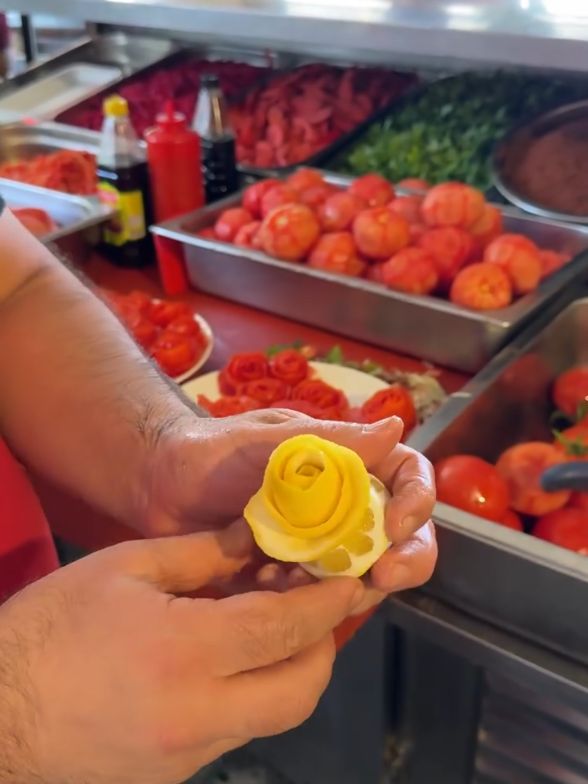 Making a rose from lemon 