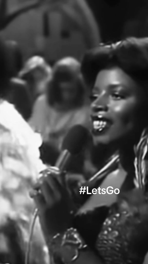 «Voulez-vous coucher avec moi ce soir?» (¿Dormirás conmigo esta noche?)  🎤LaBelle 🇺🇸(Pensilvania) 1️⃣9️⃣7️⃣4️⃣ #SoulDisco  #BlackAndWhite #GetitOn #70sMusic #NostalgiaCore #AbrazoMusical Let’sⒼo #PequeñoRecordatorio #Music #70s #Reel #OneMinute #LetsGo 