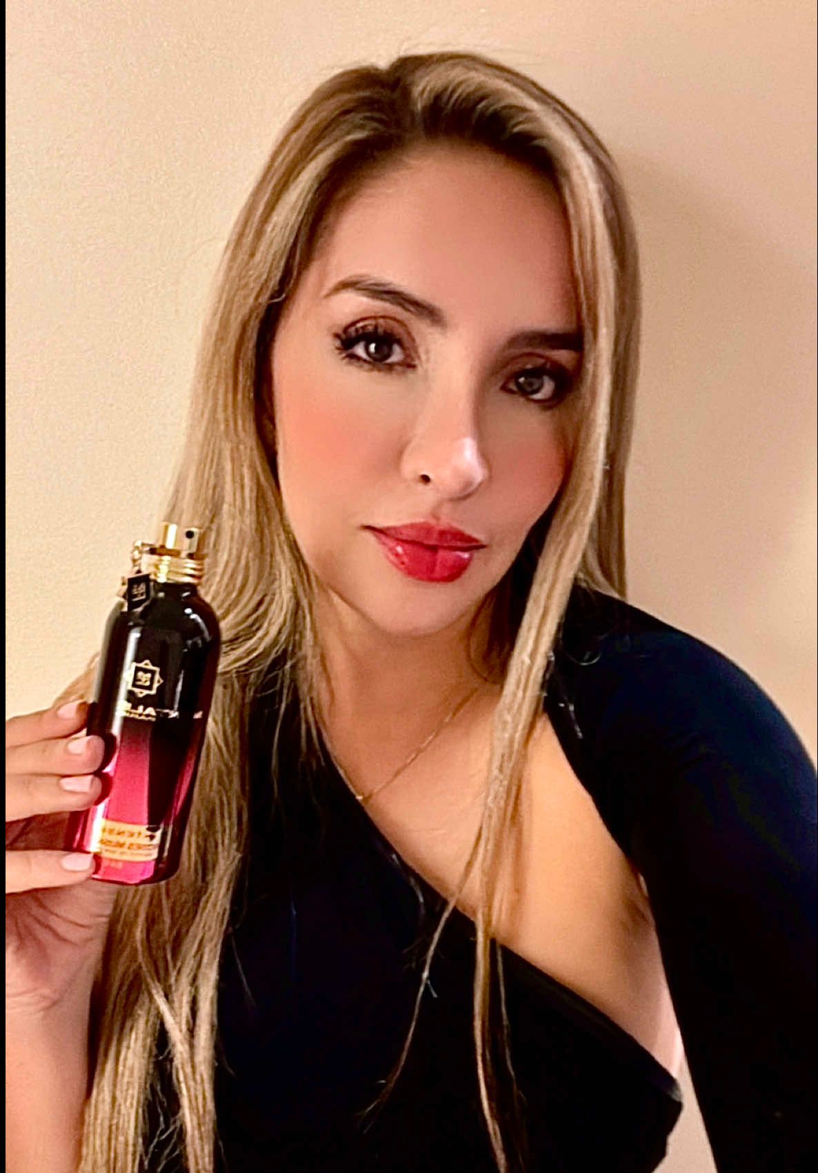 Este es el perfume más sensual 🔥que tengo en mi colección 🤯 . . . Roses Musk Intense de Montale NO es para las que buscan pasar desapercibidas 💃🏻 es potente, elegante y provocador es ideal para resaltar en la noche 🌙 ¿Ya lo conoces?