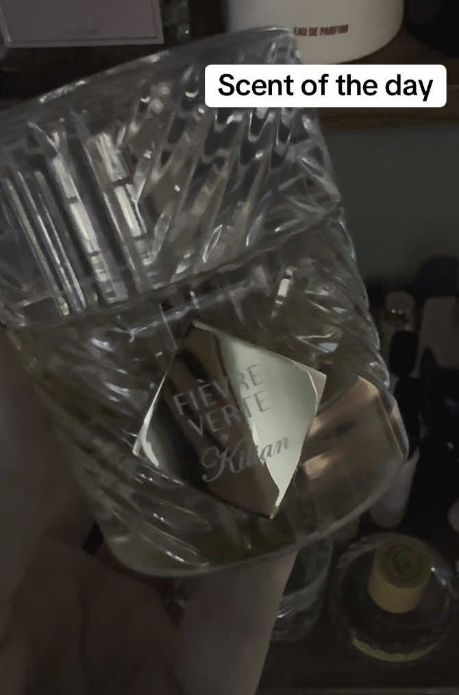 It’s a Fièvre Verte day. Again. It often is.  Absinthe, liquorice, violet and patchouli. Like a blackout in an Absinthe bar. Shadow-laced, herbal and mischievous. #sotd #scentoftheday #perfumetok #perfumes #fragrances #fragrancetok #kilianparis #bykilian #liquorice #qualityfragrance 