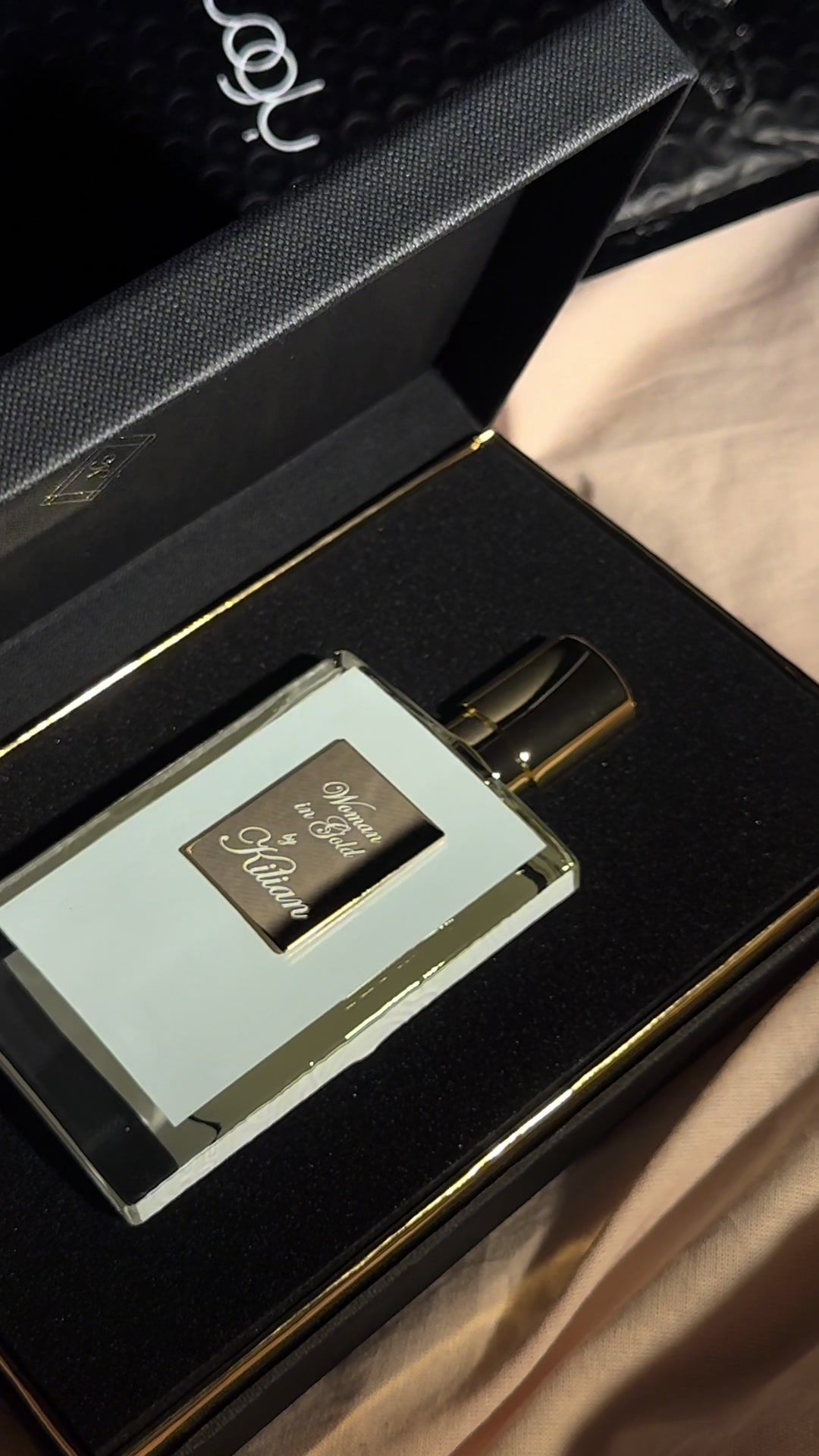 Kilian women in gold كيليان ✨ #kilianparis #kilian  #foryou #explore  #الشعب_الصيني_ماله_حل😂😂 #kuwait #ksa #fyp #perfume #nichefragrance #عطور 