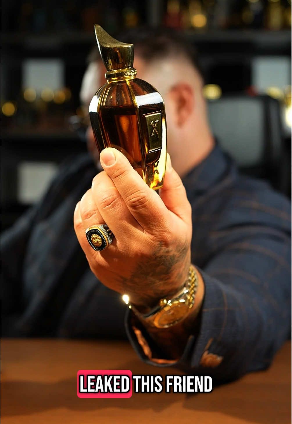 Gordios Alexandria 2 Anniversary 🔥💯 Eine einzigartige Kreation, die das Konzept und die Bedeutung der beiden prestigeträchtigen Parfums ehrt. Gordios Alex II Anniversary eröffnet mit den tiefen und doch schwülen Tönen der bulgarischen Rose, des Kreuzkümmels und des Kardamoms, die sich im Herzen mit der wohlhabendsten und kostbarsten Ingredienz der Welt vereinen: Oud. Das feinste Oud aus Tarakan, das in den Tiefen des Dschungels von Borneo gesammelt wurde, schmückt die Komposition und übt einen starken Zauber auf denjenigen aus, der es erlebt. Dieser raffinierte Duft präsentiert sich in einem opulenten und schimmernden neuen Look und schließt mit einer warmen Umarmung aus Moschus und Vanille aus Madagaskar, die sich mit australischem Sandelholz vermischen und bei den Trägerinnen von Gordios Alex II Anniversary einen unvergesslichen Eindruck hinterlassen. #xerjoffalexandriaiianniversary #alexandria2anniversary #alexandria2 #mrniceguy #fragrances #mrjohnbrown #perfumeur #fragrancecreator 