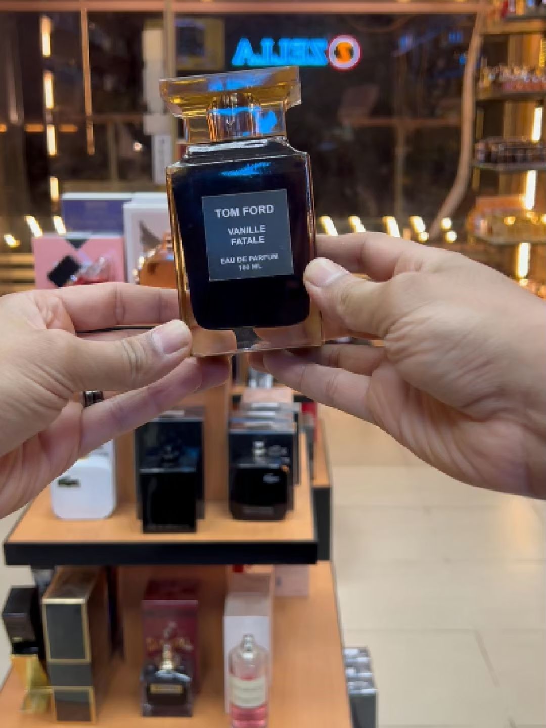 Vanille Fatale (2024) – Tom Ford 🤎 فانيليا فاخرة ممتزجة بقهوة غنية ولمسة تبغ دافئة ☕🍂 متاح من خلال :- فرع مدينة نصر : 9 عبد الحميد لطفي - اخر مكرم عبيد بجوار راية وامام بنك القاهرة رسايل البيدج أو الواتس أب 01028984928 او من خلال موقعنا : https://zella-store.com