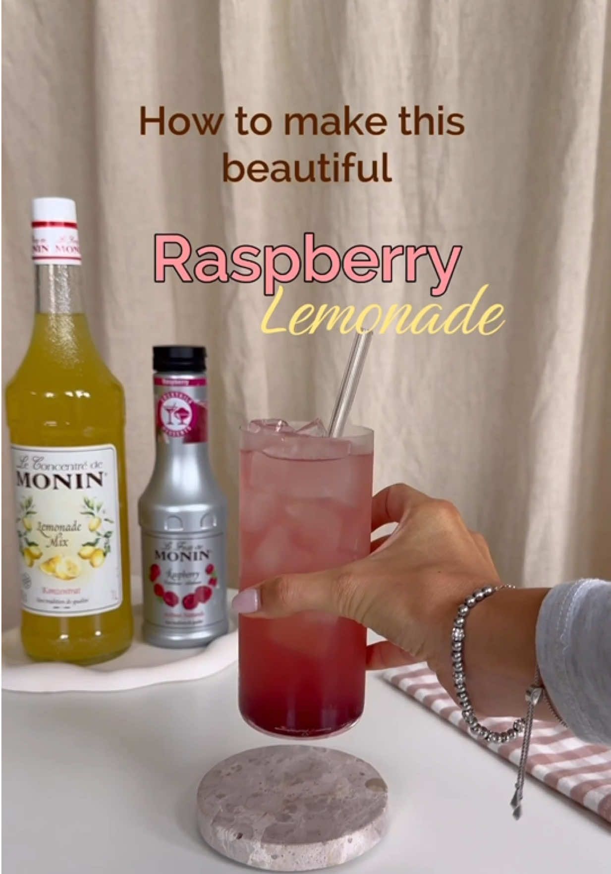 Eine rosa Limo, die genau so schmeckt, wie sie aussieht. Frisch und süß...einfach perfekt für den nächsten Girls Brunch 💖🌸 #monin #monindeutschland #lemonade #pinklemonade #raspberry 