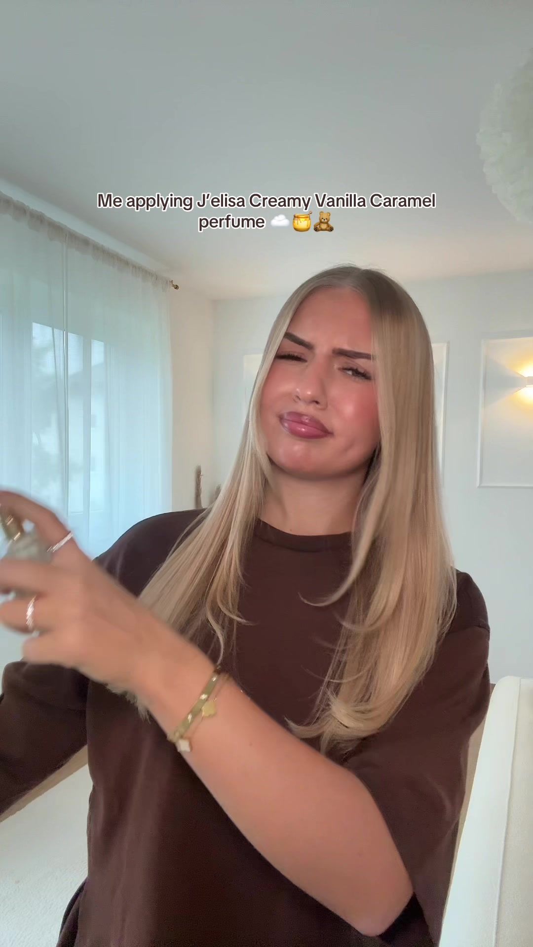 Das tollste Parfüm, was man im Herbst und Winter tragen kann.Vor allem, weil es sich bei jedem so individuell entwickelt.  Ihr findet das Parfüm online bei Douglas  und in jeder Douglas Filiale😋🤎 IG:Jolineelisa #spre#spreadlovel#girlssupportgirls