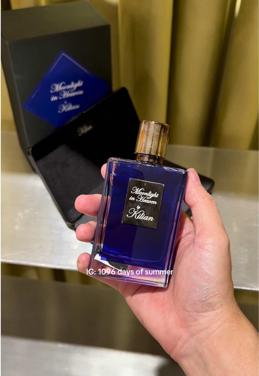 Moonlight in Heaven EDP - Kilian Paris *Tình trạng: >95% - có box giấy + hộp khảm xà cừ *Dung tích: 49/50 ml *Pass: 3.XXX Ngay lập tức, nốt xanh mát bung tổ từ bưởi và chua nhẹ của quả đào khiến bạn bừng tỉnh. Và rồi, sự thầm lặng của nét béo 3 không: gắt - nhẫn - đắng từ nước cốt dừa rất dịu dàng, cộng hưởng với quả xoài chín ngọt nhẹ trên nền cỏ hương bài mát mẻ như đưa bạn lên thiên đường. #kilian #kilianparis #moonlightinheaven 