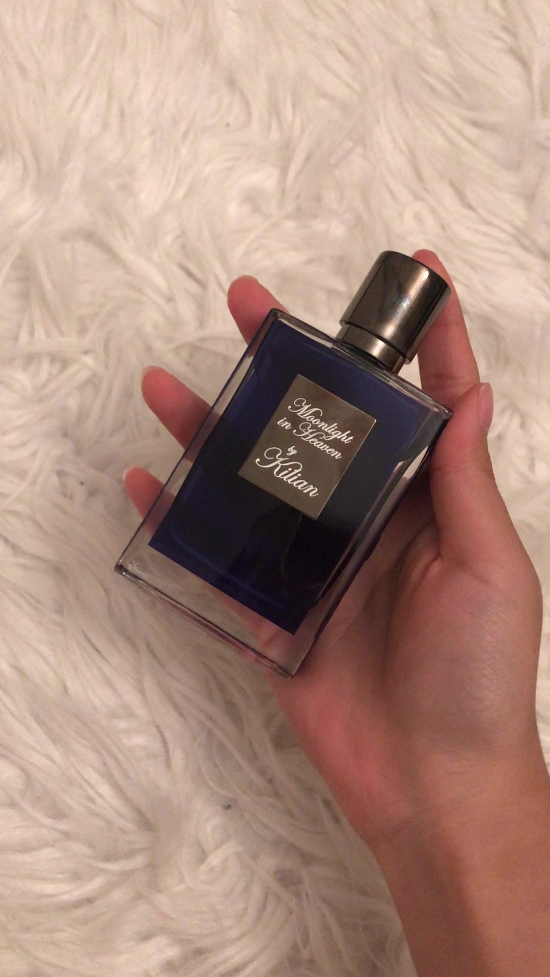 너무 좋아서 코박죽하고 싶은 인간 망고향… 킬리안 - 문라이트 인 헤븐⭐️ 정말 이름 그대로 천국에서는 이런 향이 날 것 같아요! 처음은 구어망드향이 강하게 올라오는데 시간이 지나면서 부드러운 망고향이 온 몸을 지배하는 느낌! 잔향은 부드럽게 남아서 사계절 사용해도 부담없는 향! 킬리안에서 호불호가 없어서 인기 많은 문인헤…💕 #향수 #향수추천다물어봐 #perfume #향수추천 #추천 