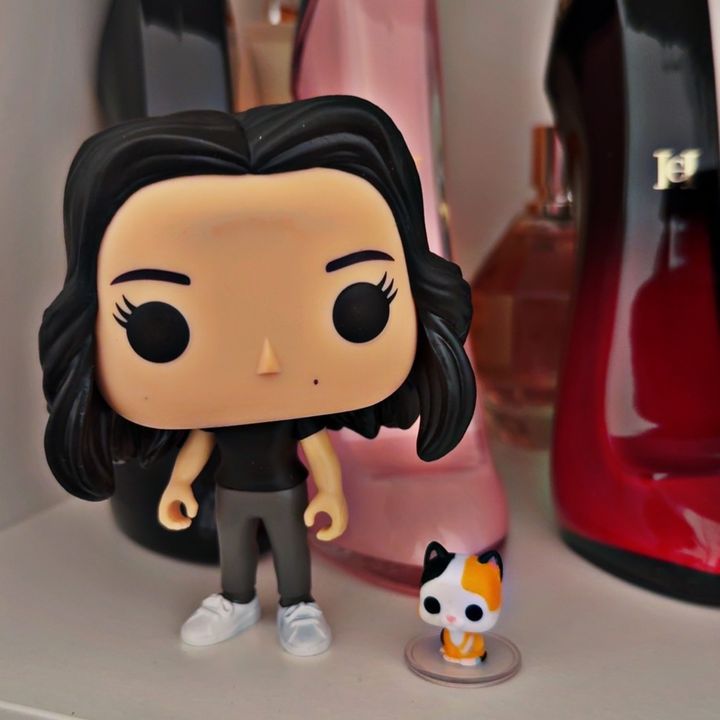 فلورا for her profile picture