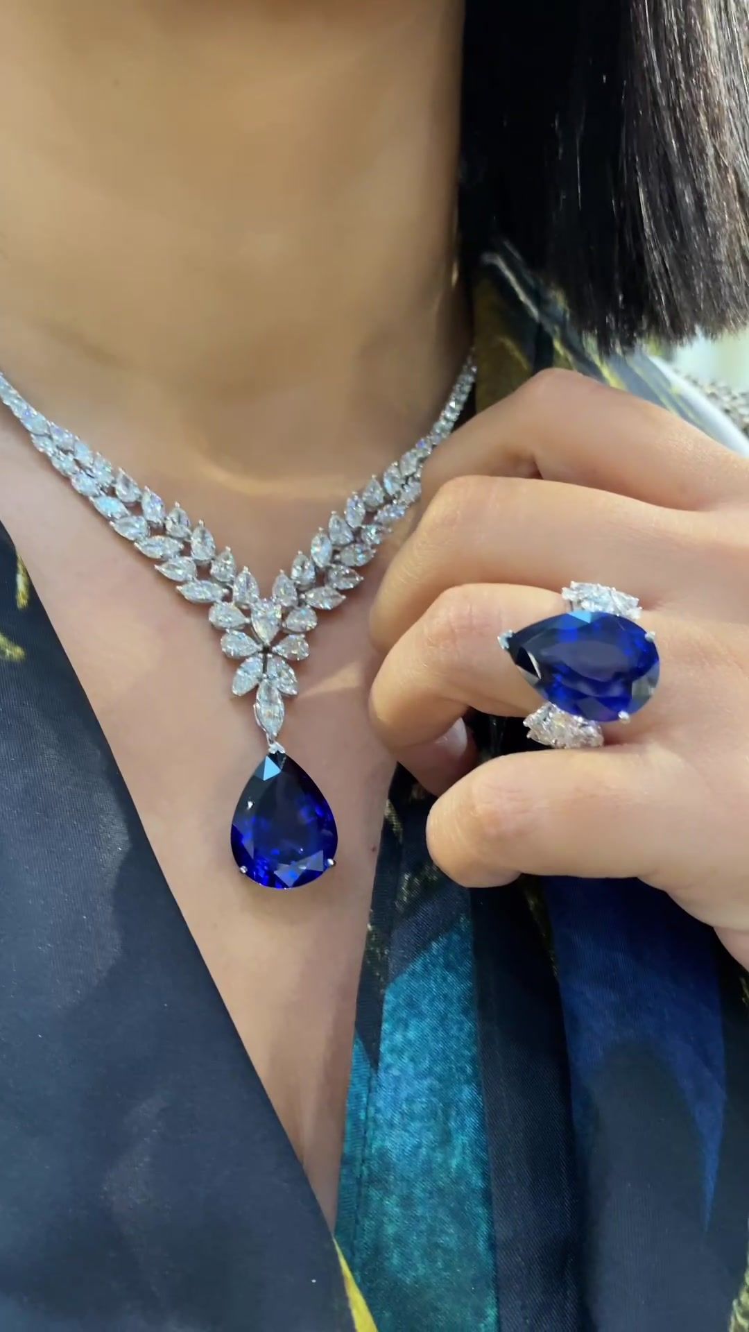 Fancy a blue? magical sapphire set 💙💎 <> #sapphire #pearshaped #necklace #engagementring #bridal #highjewelry #djwe2023 #doha #qatar #champagnegem #yourdailydoseofsparkle 