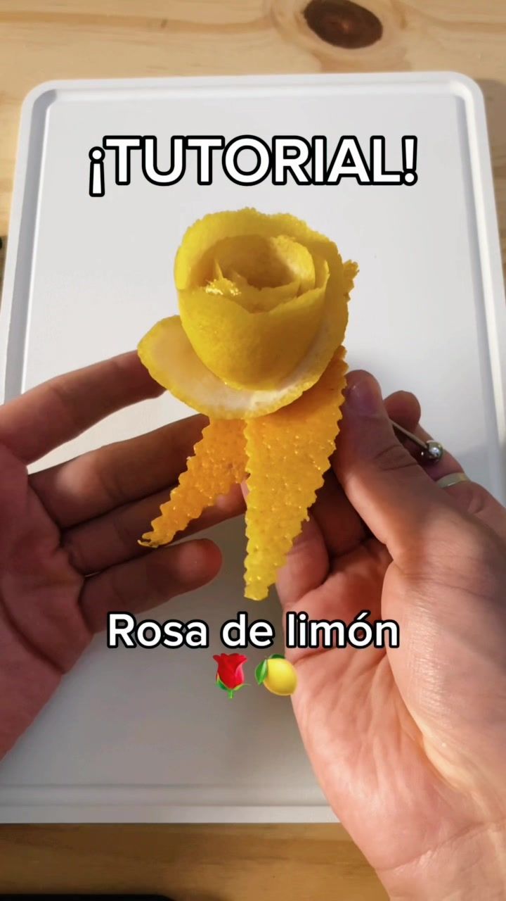 ¿YA DECORASTE TU NAVIDAD? 🎅🏻🎄🍋 TUTORIAL 🌹 Ya no tienes excusa para decorar tus cócteles en navidad este año 🤶🥂 En 20 segundos obtienes este resultado 🌼🎄🎅🏻 - - - - - - - - - - - - - _____________________________________________ #barman #decoracion #decoraciones #garnish #manualidad #pasion #creatividad #cocktails #decocktail #decocktails #bartender #caba #argentina #buenosaires ##bartending #venezolanosenelmundo #work #navidad #servimosalgomas 