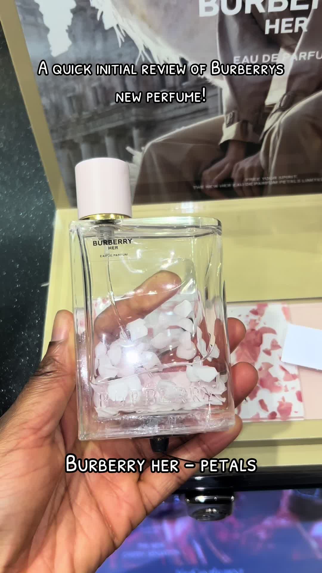 Of course i went to smell the new burberry scent! Burberry her petals is cute but definitely not a must have! (IMO🥰) #burberryherpetals #burberryher #fragrancereview #fragrancelover #perfumereview 