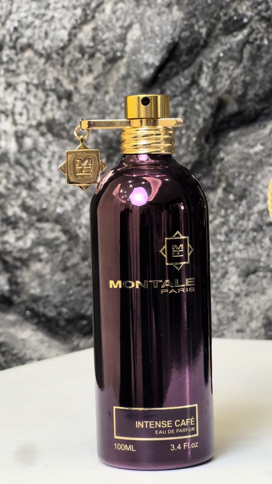 Витончений східний гурманський Intense Cafe -  2013 року від нішевого парфумерного бренду Montale.  Цей багатогранний і насичений аромат звучить багато і шикарно.  Парфумерна композиція відкривається неймовірним звучанням п'янких квіткових нот. Дивне серце парфуму наповнене ніжною чуттєвою кавою – основою аромату, міцною, трохи шоколадною, але досить швидко поступається місцем ніжній троянді. Цей ідеальний дует залишає дуже гарний шлейф із ніжної ванілі, оксамитової амбри та білого мускусу, який довгий час нагадуватиме про себе. Стильний традиційний алюмінієвий флакон із дозатором увінчаний золотою кришечкою та представлений у яскравому пурпурово-фіолетовому або бронзово-коричневому кольорі. Парфумована вода Intense Cafe призначена для чоловіків та жінок, а максимально доречна вона буде восени та взимку. Та придбати її можна в Aroma Bar🔥 Щоб,ознайомитись з ароматом рекомендуємо придбати його на розпив ( від 3 мл до 20 мл) Наша адреса: Одеса.Генуезька 1Е,ТЦ «Родос»📍 #intensecafe #montale #унісекспарфуми #унісексаромати #осіннійаромат 