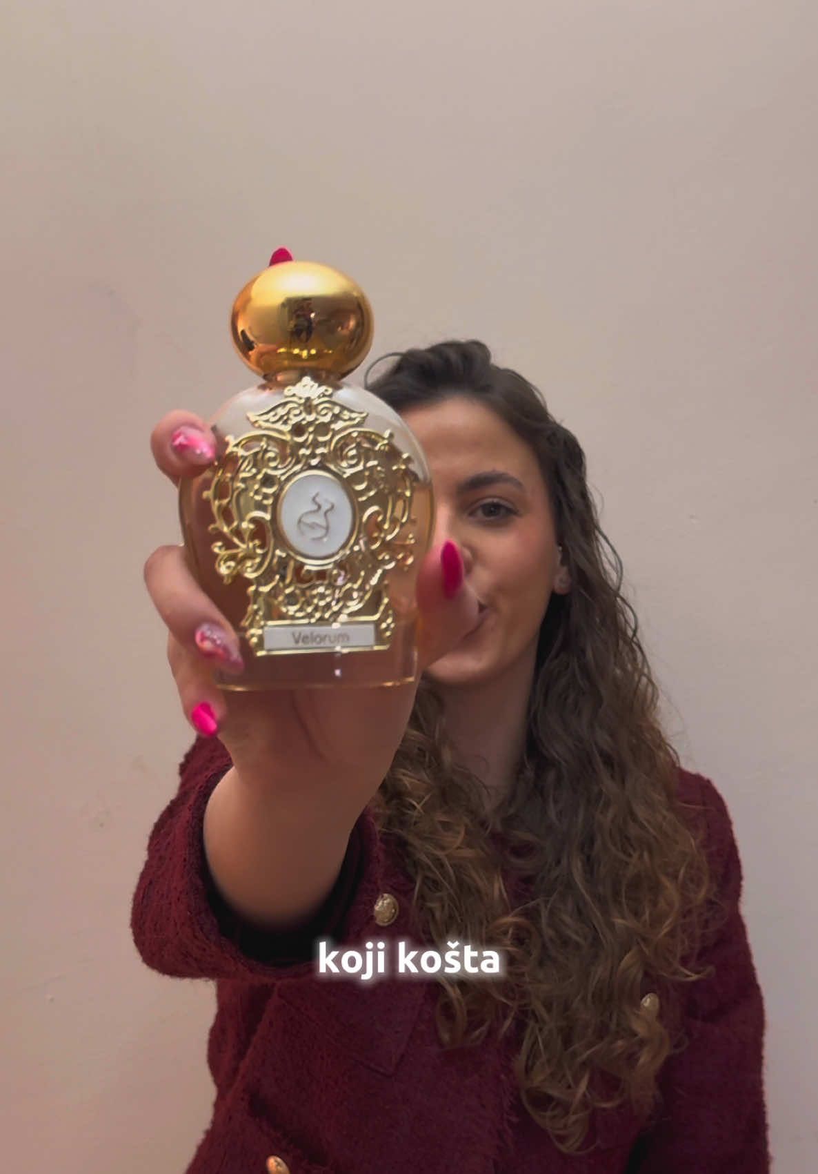 🖤✨ Tiziana Terenzi - Velorum Moćna fuzija šafrana i bergamota otvara miris, dok topli jantar i kremasta vanila ostavljaju bogat, dugotrajan trag. Mošus dodaje dubinu, čineći ovaj parfem neodoljivo zavodljivim. 🔥 📩 Komentariši “Velorum” i poslaćemo ti cenu u DM!  #fyp #parfemi #zenskiparfemi #viral_video #prodajaparfema #fypp #viralvideos 