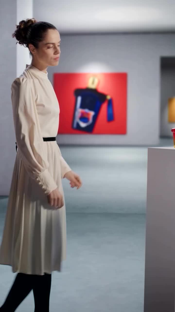 عطر ليفار ديل سول من دار كاساموراتي الايطاليه  يستحضر فجر الأمل الجديد مع نوتات الحمضيات المنعشة وورود كانوج الرقيقة. وفي قلب العطر، تبرز زنابق الوادي والبنفسج الجمال والنعومه بنفس الوقت وفي القاعدة، مزيج مريح من الباتشولي والتونكا والفانيليا وينقلنا إلى بدايات وتحولات جديدة. ليفار عطر لكل للجنسين وعطر مميز لكل وقت .. #رابطة_عشاق_العطور #عطر #عطور #رويال_بوتيك #اكسبلور  With the new dawn arises new hope. Levar del Sole poeticises on the skin. Literally translated as “rising of the sun”, Levar del Sole is the perfume inspired by the immortal phoenix. A symbol of renewal, whose scent breathes new life onto the person it is sprayed upon in a baptism of new beginnings. Opening to fresh citrus nuances and the nurturing aura of delicate rose, these hand-picked roses were chosen especially for Levar del Sole from India’s perfume capital, Kannauj. With cardamom, violet and lily at the heart, Levar del Sole eau de parfum breathes prosperity. New beginnings unfold and transformations are made, as the senses lean into the deliciously comforting blend of musk, Tonka bean and caramel at the base.