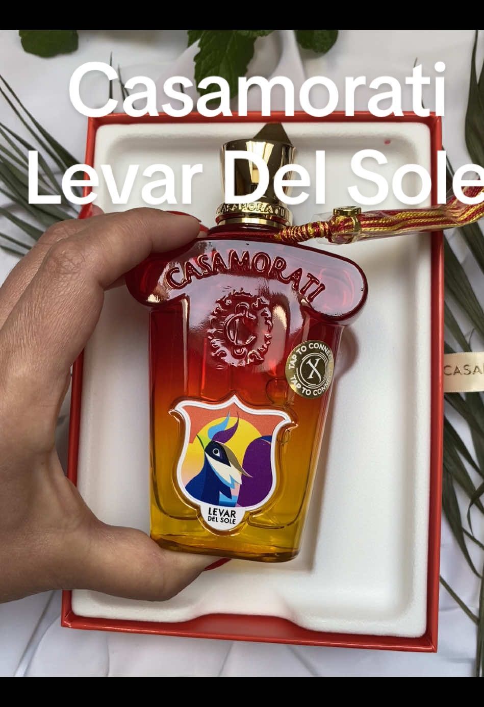 Casamorati Levar Del Sole To nie są perfumy, które wchodzą z hukiem. Levar Del Sole pojawia się cicho, ale zostaje na długo. Od pierwszego kontaktu czujesz, że to zapach dopracowany, ale nie przesadzony. Elegancki, ale bez sztywniactwa. Ciepły jak poranne słońce na skórze, ale z lekkim dystansem — jak ktoś, kto wie, że nie musi niczego udowadniać. To idealny wybór, jeśli szukasz zapachu, który sprawdzi się na co dzień, ale nie zginie w tłumie. Otula, a nie przytłacza. Daje poczucie świeżości, ale z twistem. Jest w nim coś, co przyciąga — może to właśnie ta lekkość połączona z pewnością siebie. Levar Del Sole to taka codzienna przyjemność, którą docenisz, jeśli lubisz zapachy, które mają klasę, ale nie są nadęte. Spróbuj go na sobie i zobacz, jak pachnie spokojny luksus. #LevarDelSole #Casamorati #XerjoffPerfumes #NicheFragrance #PerfumeOfTheDay #ZapachDnia #PerfumyNiszowe #WłoskiStyl #QuietLuxury #FragranceLovers #MinimalLuxury #ScentOfTheDay #FragranceAddict #ScentedLifestyle #ZapachyZKlasą #PerfumoweRekomendacje #FragranceReview #Perfumoholik #magiastylu #LuxuryFragrance