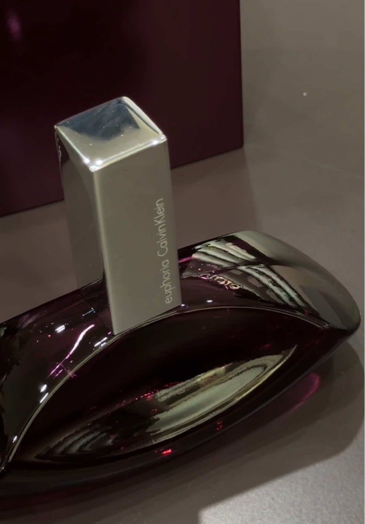 Euphoria không phải kiểu mùi hương trẻ trung, tươi tắn, không phải "bad girl" cũng chẳng phải nàng công chúa", Euphoria ấm áp, quyến rũ một cách tiềm ẩn và đầy sự chín chắn. Nó thuộc về những buổi tối, những ánh đèn vàng, những ánh nhìn lấp lánh sau ly rượu vang đỏ, những cái chạm nhẹ khiến tim đập nhanh hơn một nhịp.🔮 #annora #annoravn #calvinklein #euphoria #unboxing #perfume #fragrance #perfumetiktok #asmr #fyp #review #beauty #nuochoa #nuochoachinhhang #nuochoanam #nuochoanu #nuochoaniche #xuhuongtiktok #viral 