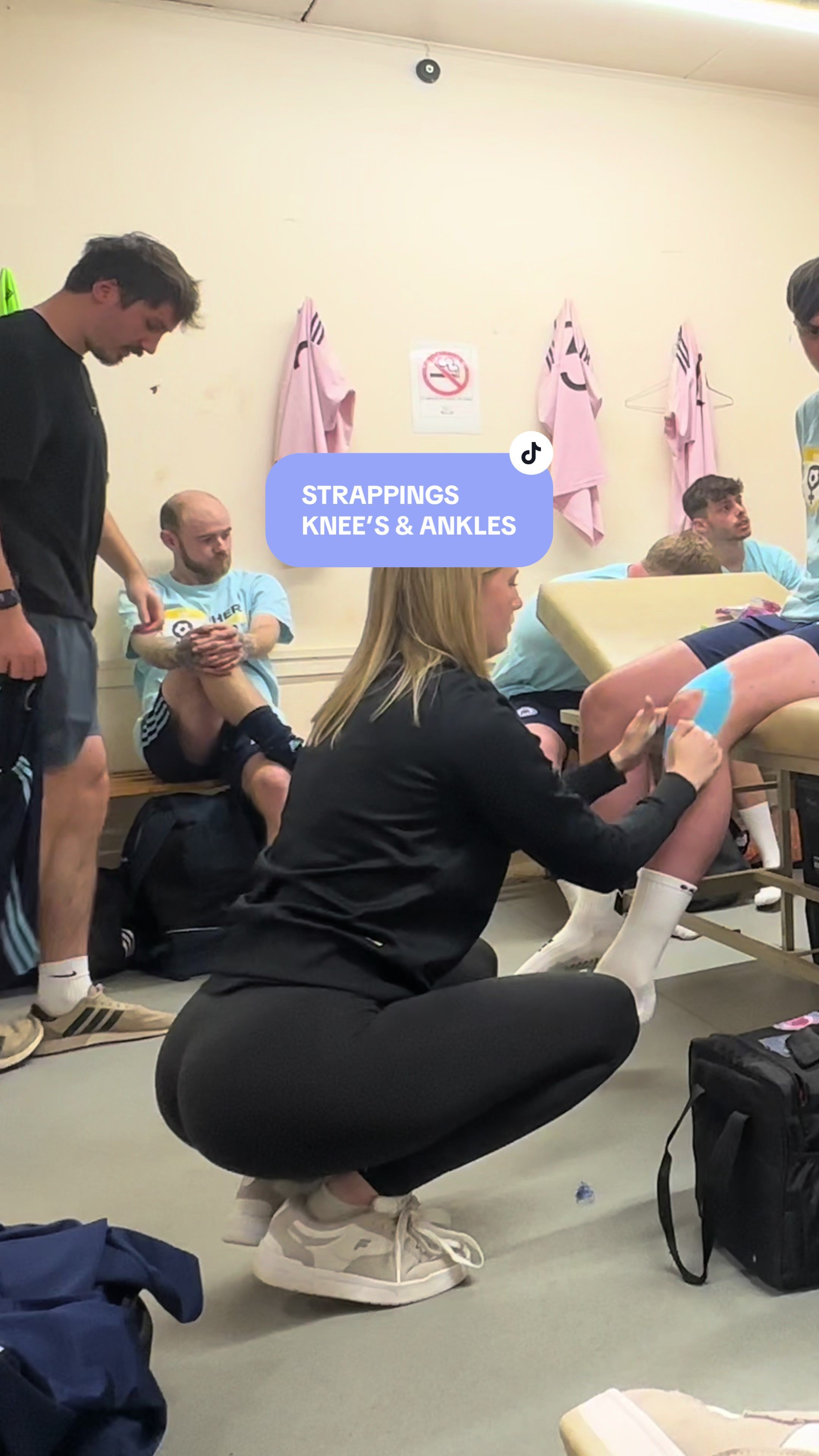 Strapping up knee’s and ankles before the lads go out to play ⚽️🤍 #issy #IssyAnderson #rehab #injury #MicdUpIssy 