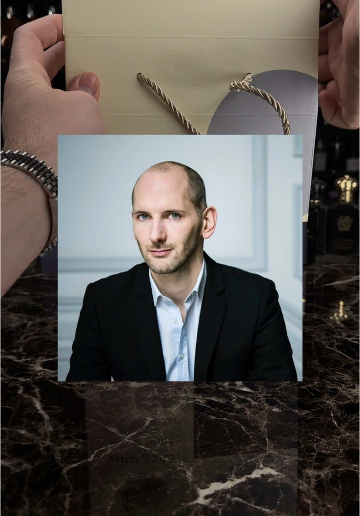 توقعوا وش العطرين الي اخذته من كاندي نيش. العطر الأول: بو برتغال من كريد عطر كلاسيكي رجالي أنيق من العطور القديمة الفاخرة. العطر الثاني: ديسشن من أمواج عطر من تصميم العطار كوانتن بيش. تجربة تجمع بين عطر نيش كلاسيكي وعطر نيش حديث. Bois du Portugal by Creed Decision by Amouage