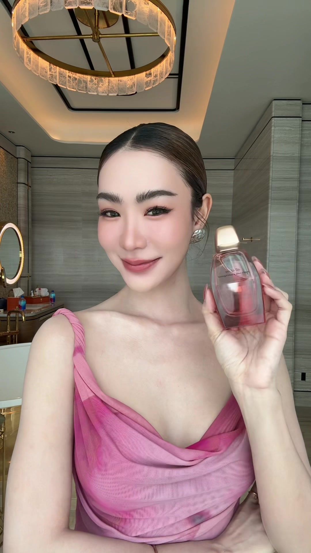 All of Me Eau de Parfum Intense 🌹💕 จาก Narciso Rodriguez กลิ่นหอมของแมกไม้นานาพันธุ์ขึ้นผสมผสานกลิ่นหอมชัดเจนของดอกกุหลาบเข้ากับเจอเรเนียม หอมมีเสน่ห์น่าหลงใหลมากค่า อ่อนหวานแบบผู้หญิงที่มั่นใจในตัวเอง  แบบนุ่มนวลแต่ยังทรงพลัง😍 #allofmeintense #narcisorodriguezthailand 