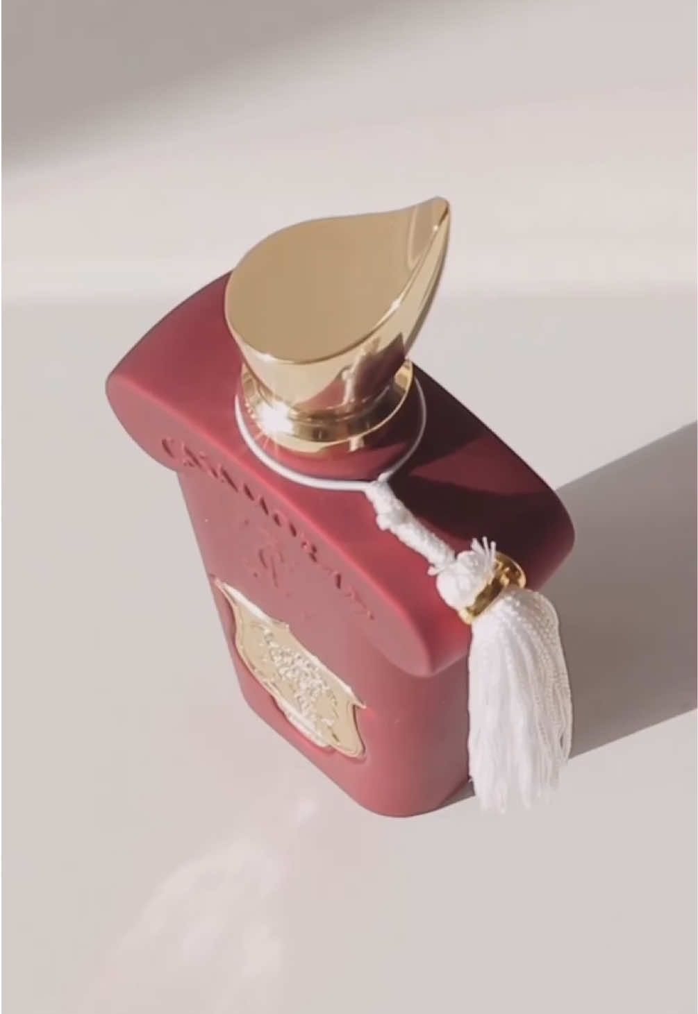 Casamorati – Italica 🍮 Parfumul care miroase ca un desert italian de lux. 🥛 Lapte cald, 🌰 migdale prăjite, 🍯 caramel topit. Gurmand, cremos, sofisticat. E genul de miros care te face să zâmbești… și pe tine, și pe cei din jur. 📦 În decanturi pe Decanterra.ro #Casamorati #Italica #parfum #nicheperfume #fragrancetok 