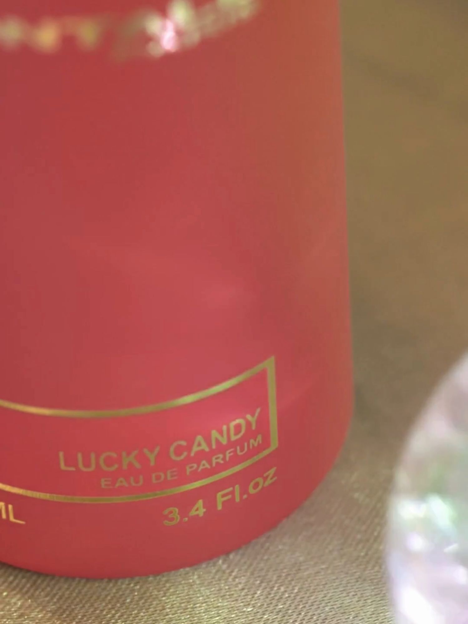 LUCKY CANDY es una invitación a sumergirse en la atmósfera encantadora de Saint-Tropez, donde el arte de vivir se encuentra con la elegancia juguetona.🍭 Esta fragancia femenina captura la esencia de un verano sin fin, evocando con cada pulverización los días bañados por el sol, paseando por el puerto entre aromas de flores en plena floración y delicias locales. Un perfume chispeante e irresistible, diseñado para encapsular la magia y la libertad de la Riviera en cada instante.  • Hojas de cacao tostado, cáscara de bergamota, miel.  • Malvavisco, neroli, lirio de los valles, crema de coco, flor de frangipani.  • Vainilla en vaina, toffee, ámbar, almizcle blanco. #montale #montalebarcelona #montaleparfums #perfumesnicho #barcelona #perfumes