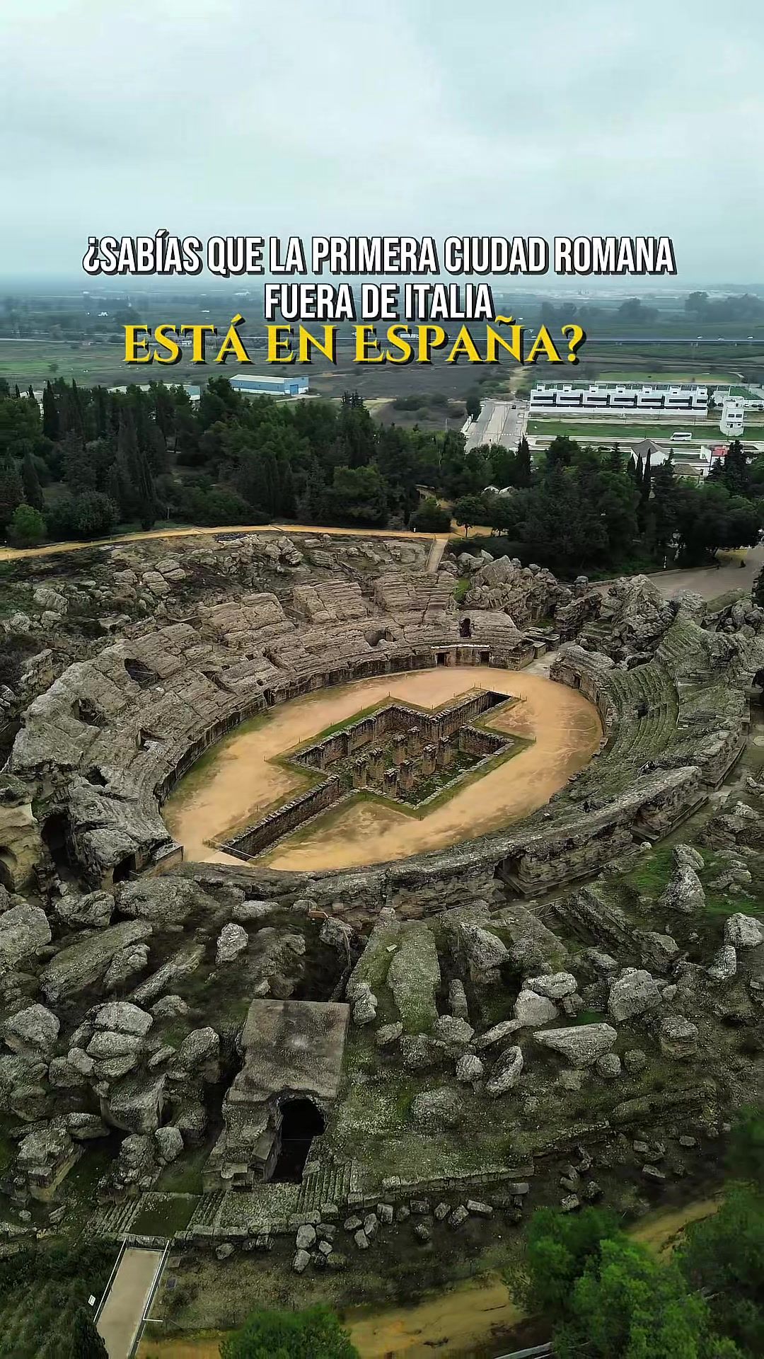 A solo 15 minutos de Sevilla se encuentra esta joya arquitectónica, la primera ciudad romana fundada en Hispania y también la primera fundada  fuera de Italia, cuna de los emperadores Trajano y Adriano 🏛. 📍Itálica, Santiponce. 🏟 El anfiteatro, uno de los mayores del Imperio Romano, con capacidad para más de 25000 espectadores. 🏡 Las domus con sus impresionantes mosaicos, como la Casa de los Pájaros o la Casa del Planetario. 📜 Hoy, Itálica forma parte de la Ruta Bética Romana y es candidata a convertirse en Patrimonio Mundial de la UNESCO. 🎟 La entrada es gratuita para los españoles y el resto de ciudadanos y residentes de la Unión Europea. Para el resto el precio es 1,50 €. 👨🏻‍🏫 Se pueden realizar visitas guiadas.  📅 Abierto todos los días del año, excepto los lunes no festivos y vísperas de festivo. ⌛️ Desde el 1 de abril al 20 de junio. De 9:00 a 15:00 y de  18:00 a 21:00. Del 21 de junio al 20 de septiembre. De 9:00 a 15:00. Del 21 de septiembre al 31 de marzo. De 9:00 a 18:00. 👉 Si visitas Sevilla, reserva unas horas para perderte en Santiponce y dejarte maravillar por este pedazo de historia viva ✨️. #sevilla #santiponce #italica #andaluciamonumental #planesgratis            