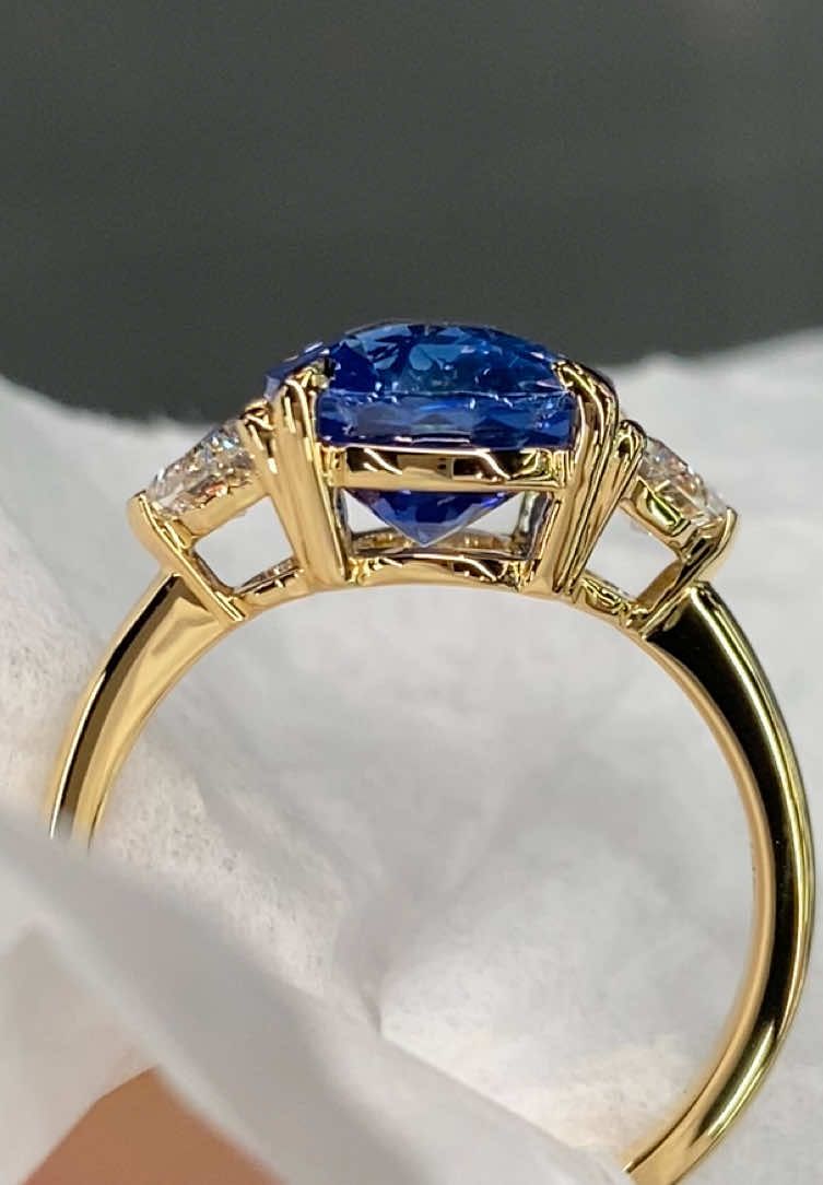 A Stunning 5+ Ct Cornflower Blue Sapphire with 0.9 Ct E VS+ Natural Diamonds mounted in 18K Yelllw Gold (GRS Certified - Available) #sapphirering #yellowgold #trendingjewelry #bluesapphire #statementring 