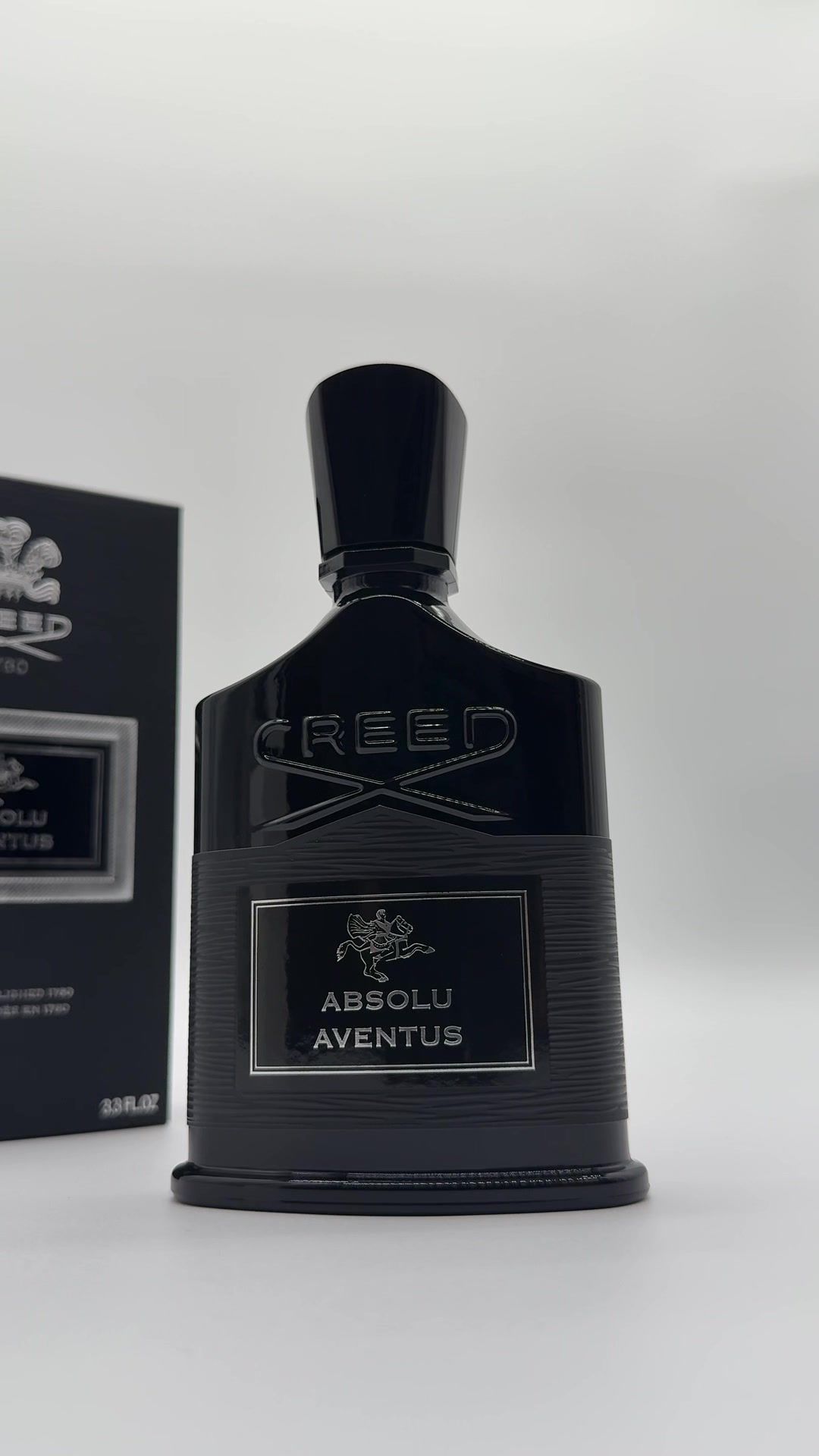 Unboxing Absolu Aventus 🍍 🍋 💨 ✨  A bold reimagining of a modern icon, Absolu Aventus amplifies the daring spirit of the original while carving its own path through a rich, textured landscape of contrast and refinement. It opens with an invigorating blend of bergamot, lemon, blackcurrant, grapefruit, and a spark of ginger; a citrus-forward introduction that feels both crisp and electric. The heart reveals a vibrant mix of pineapple, patchouli, pink pepper, cardamom, and cinnamon, bringing warmth, spice, and aromatic depth. As the scent settles, the dry down emerges with commanding elegance. Haitian vetiver, cashmeran wood, labdanum, ambroxan, musk, and oakmoss form a sophisticated base that lingers with sensuality and strength. Top Notes: Bergamot, Lemon, Blackcurrant, Grapefruit, Ginger Heart Notes: Pineapple, Patchouli, Pink Pepper, Cardamom, Cinnamon Base Notes: Haitian Vetiver, Cashmeran Wood, Labdanum, Ambroxan, Musk, Oakmoss