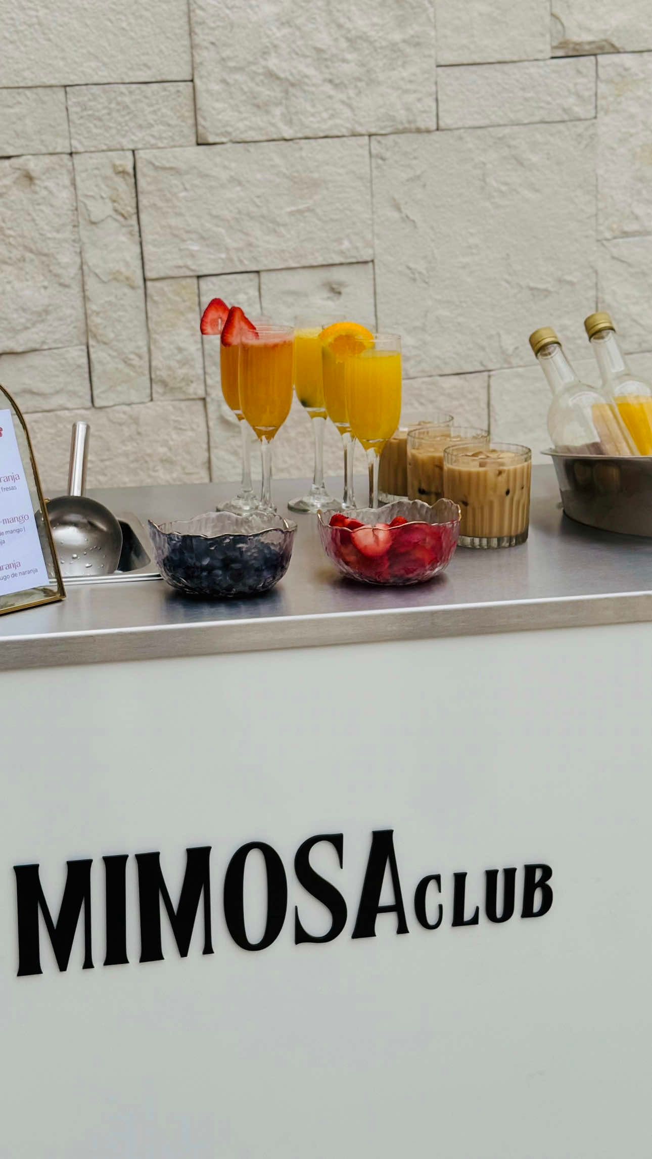 Ya conoces nuestro BarCart de  lattes fríos? ☕️🧊 🤎Latte caramelo, latte vainilla, chai latte, cafe latte✨ #mimosa #cafe #brunch #latte #coldfoam 