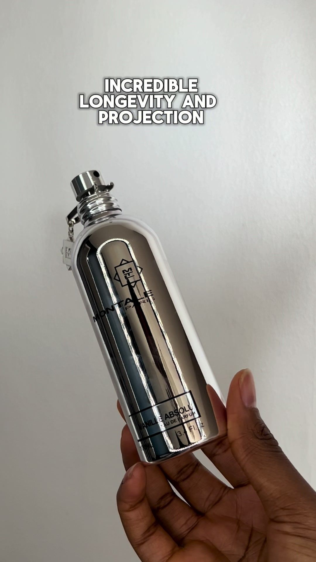 Vanille absolu is a perfect fall & winter fragrance. It’s not overwhelming at all, just sweet, soft, warm spicy, vanilla and woody scent that is not on your face. If your into sweet warm fragrances, then try this one out  #perfumetiktok #fragrancetiktok #perfumetok #nichefragrance #montale 