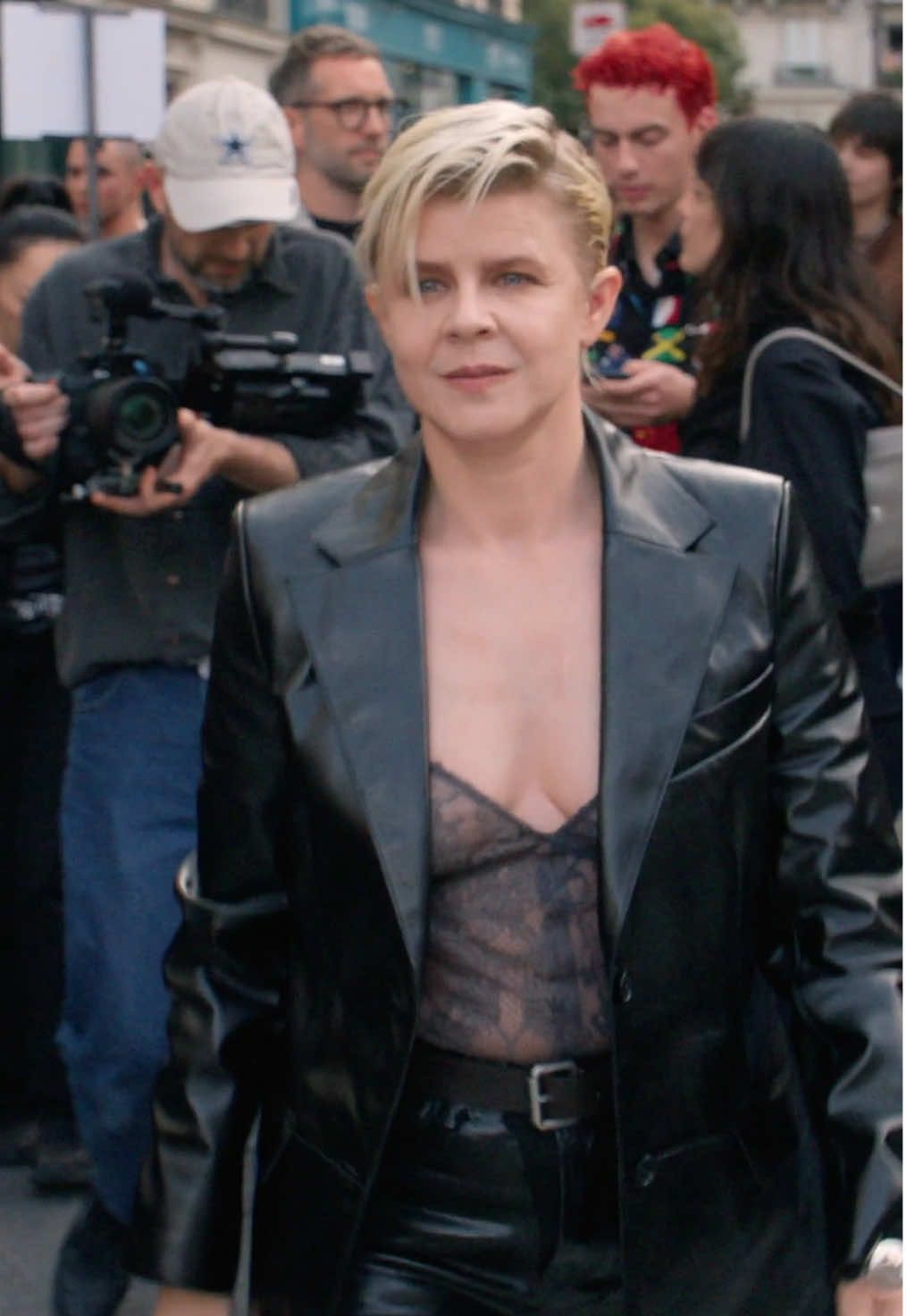 Acne Studios loves @Robyn, arriving at the #AcneStudios SS26 show. Music score by Robyn for Acne Studios, arranged by Robyn and Patrik Berger.