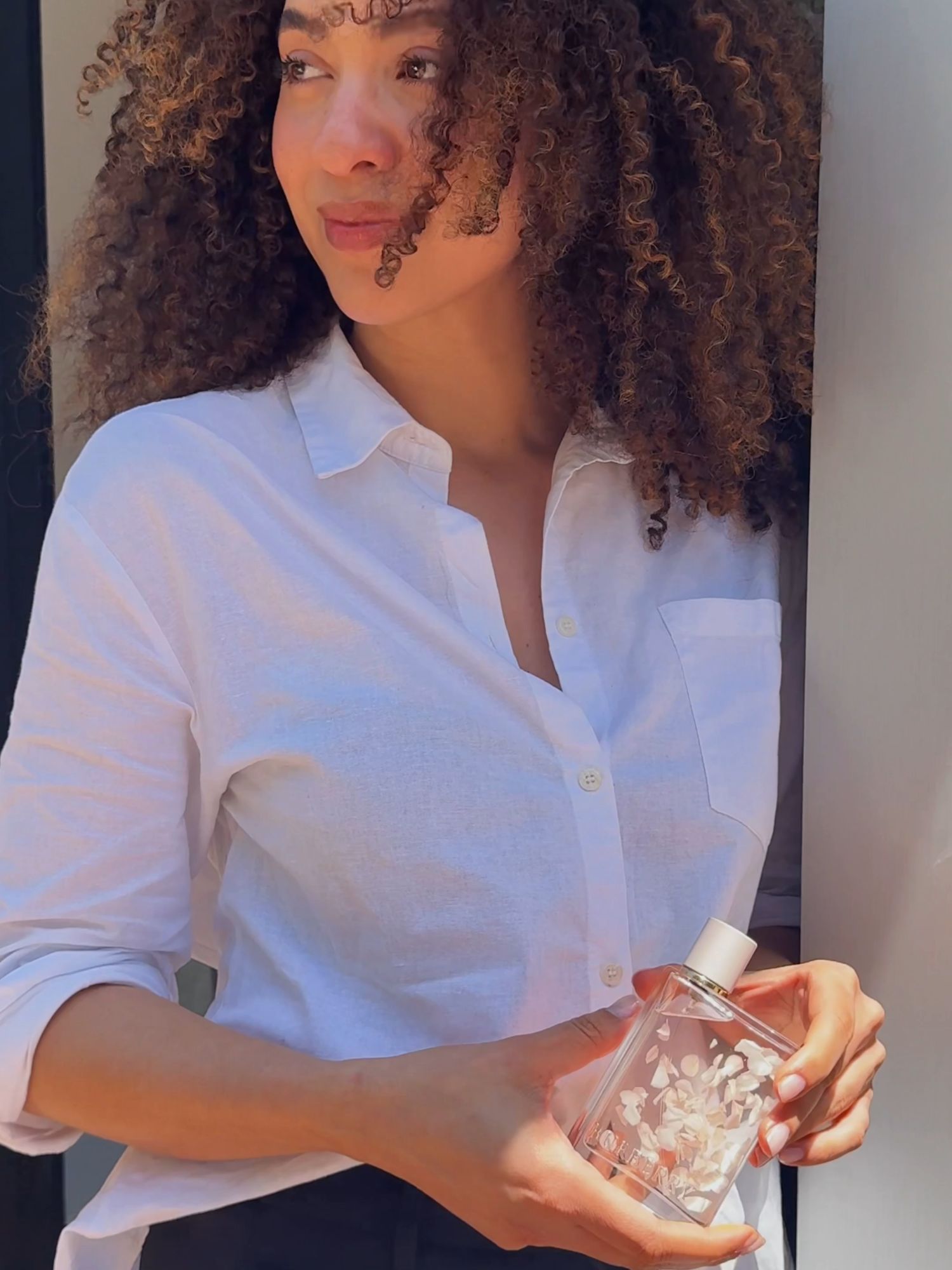 @lisa.stanfield on the @burberry Her Petals. “This is a female fragrance with great longetivity. Fruity, Woody and powdery and it has notes of wild berries, Jasmine and Amber. Think soft, feminine and summer!🍒🫐✨” Available @edgarsbeauty ✨ #EdgarsBeauty #Edgars